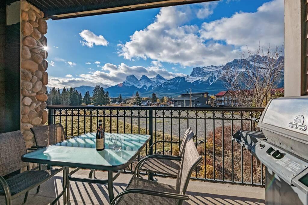 Luxury 3B Mountain Views- Pool & Hot Tub -Sleeps 10