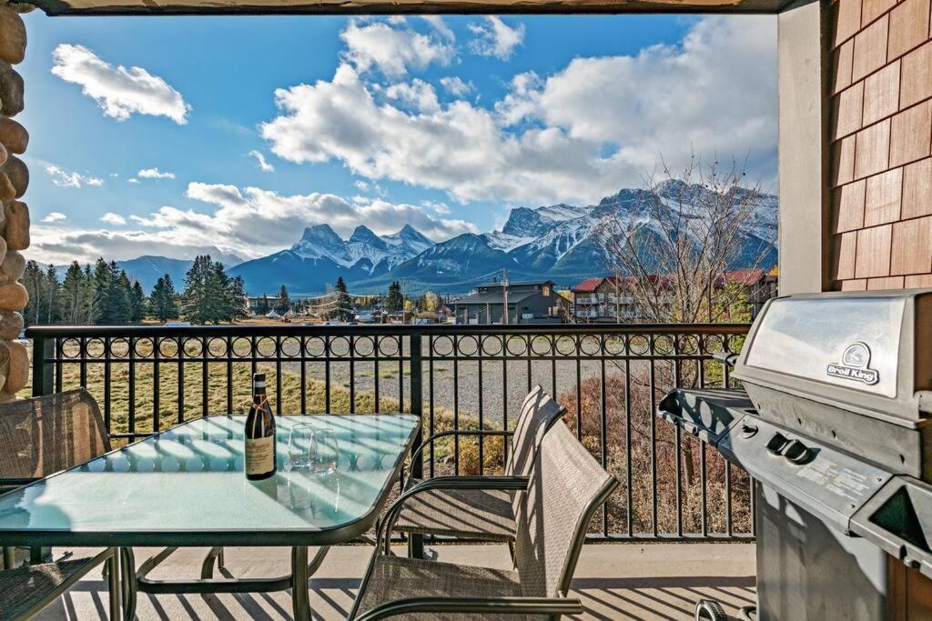 Luxury 3B Mountain Views- Pool & Hot Tub -Sleeps 10