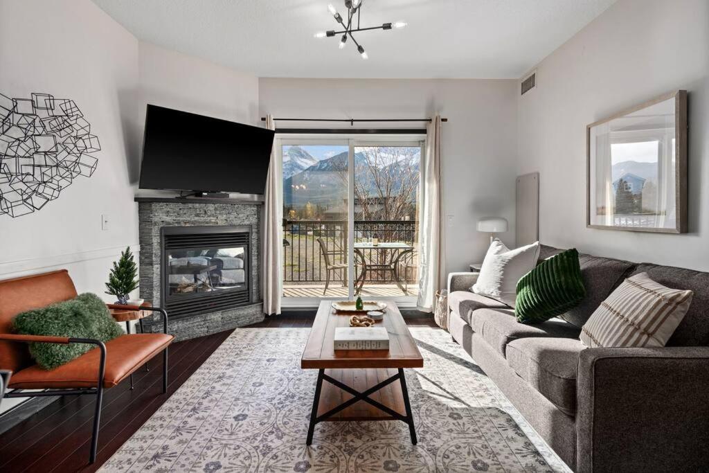 Luxury 3B Mountain Views- Pool & Hot Tub -Sleeps 10
