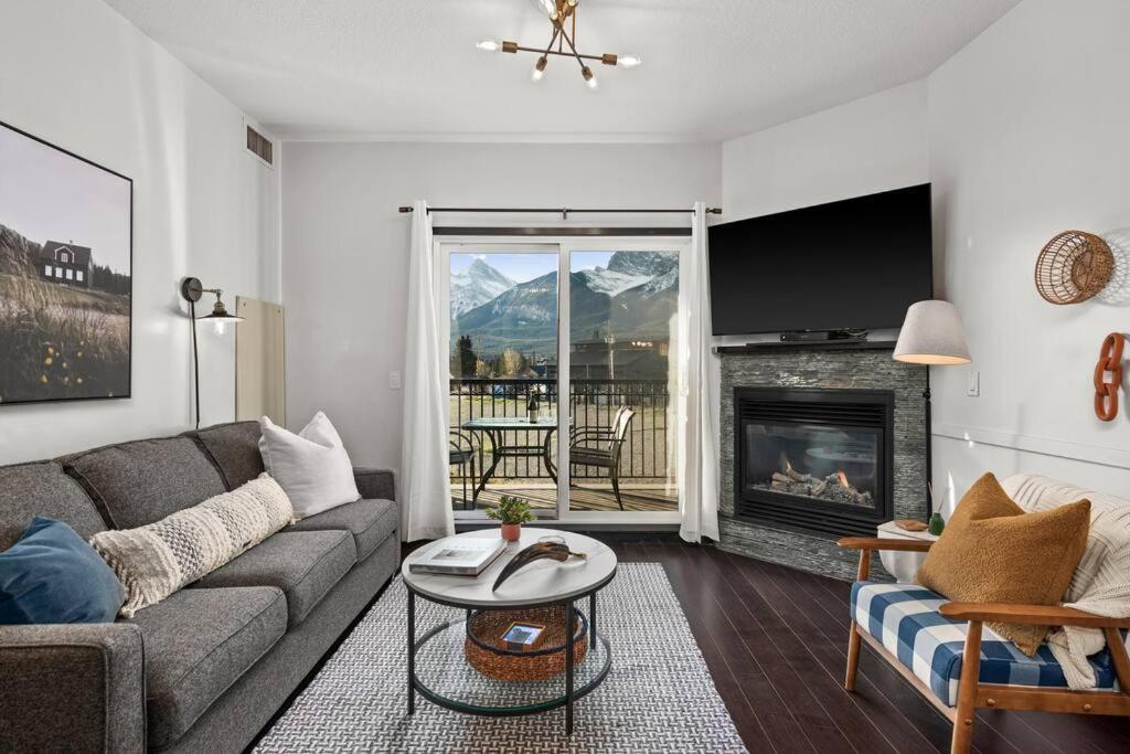 Luxury 3B Mountain Views- Pool & Hot Tub -Sleeps 10