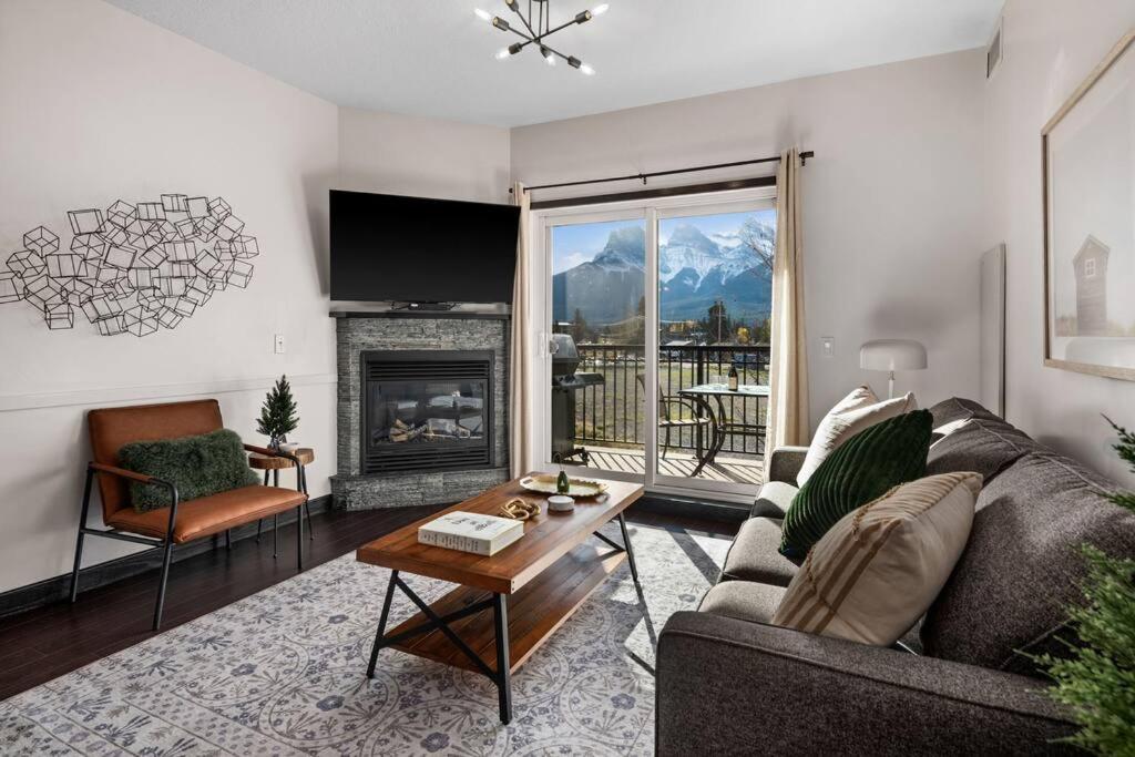 Luxury 3B Mountain Views- Pool & Hot Tub -Sleeps 10