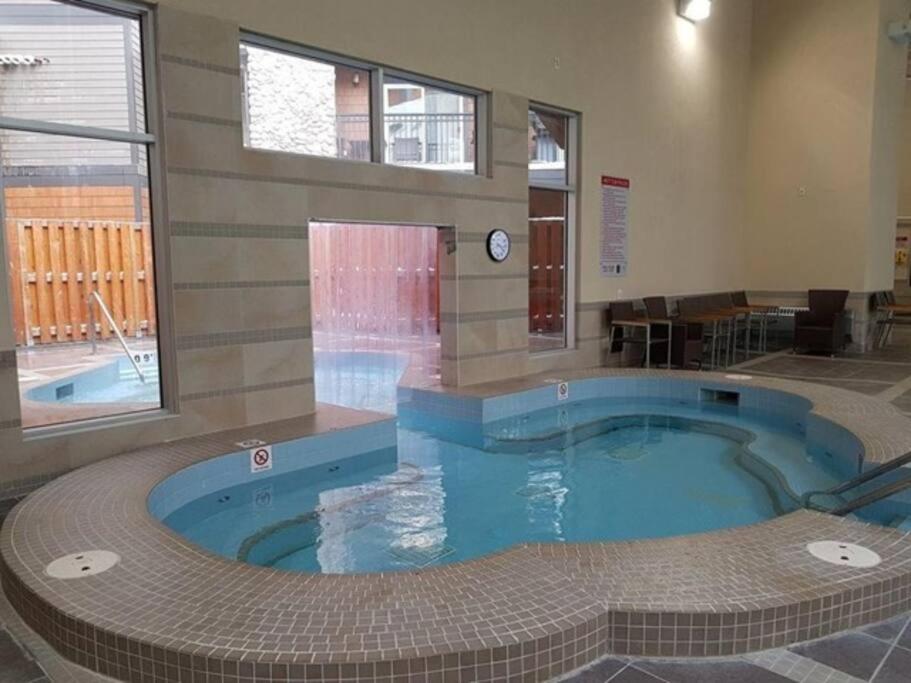 Luxury 3B Mountain Views- Pool & Hot Tub -Sleeps 10