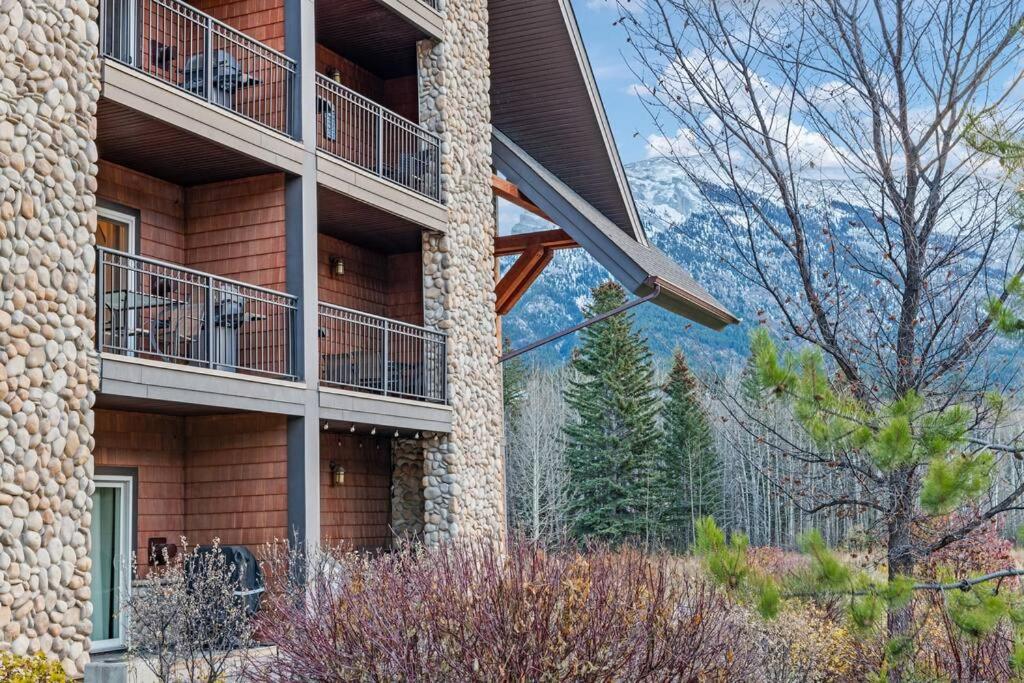 Luxury 3B Mountain Views- Pool & Hot Tub -Sleeps 10