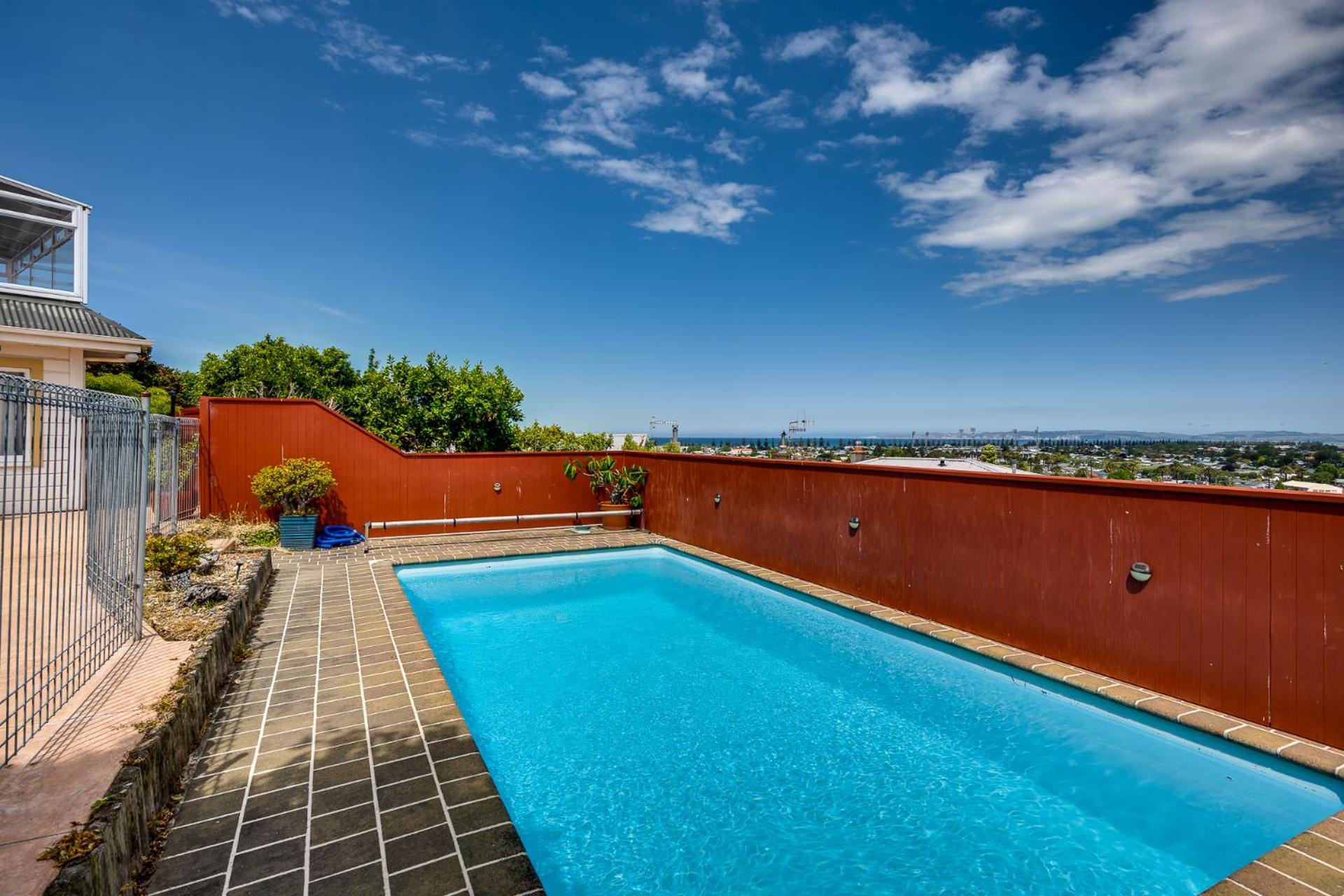 Relax At Poolside - Napier Holiday Home view 2