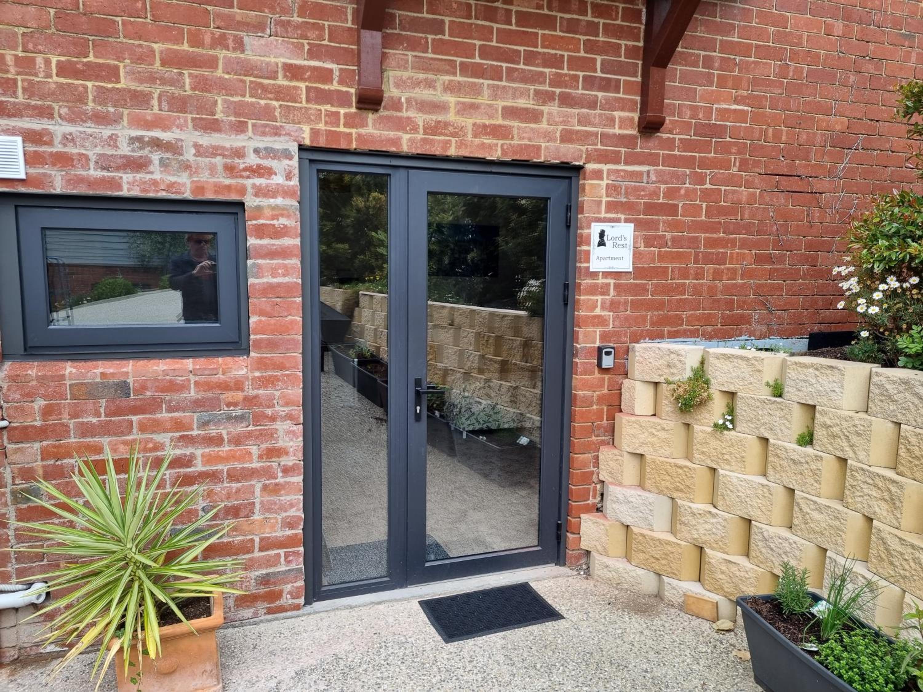 Lords Rest Apartment - Private and Central with Free Parking and Great WIFI