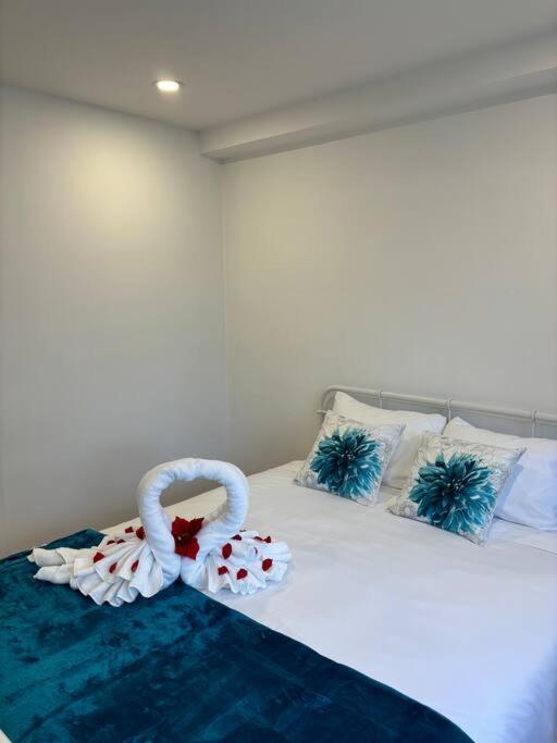 Cozy Spacious Work Friendly Lotus with Garden View High speed free Wi Fi and Parking Adjacent to Downtown Montreal