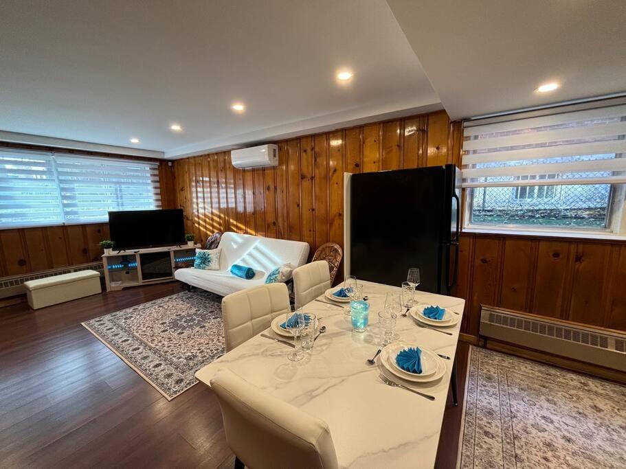 Cozy Spacious Work Friendly Lotus with Garden View High speed free Wi Fi and Parking Adjacent to Downtown Montreal