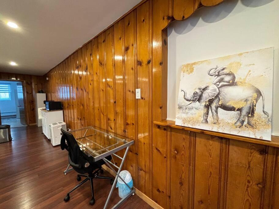 Cozy Spacious Work Friendly Lotus with Garden View High speed free Wi Fi and Parking Adjacent to Downtown Montreal
