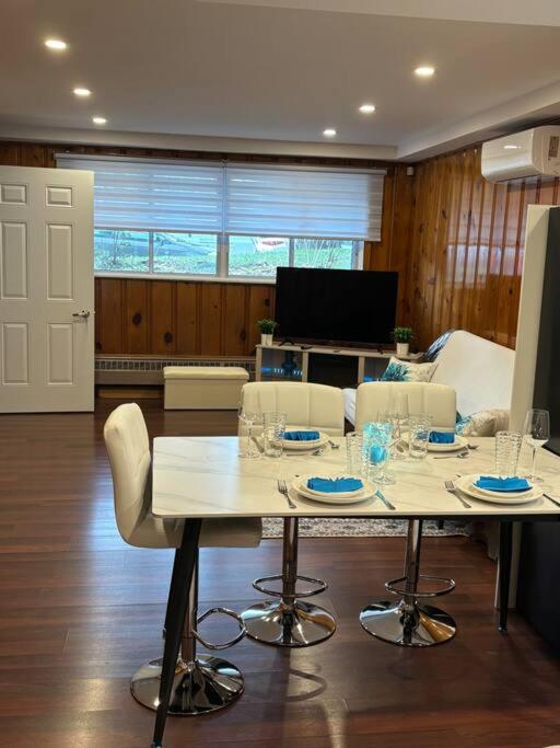 Cozy Spacious Work Friendly Lotus with Garden View High speed free Wi Fi and Parking Adjacent to Downtown Montreal
