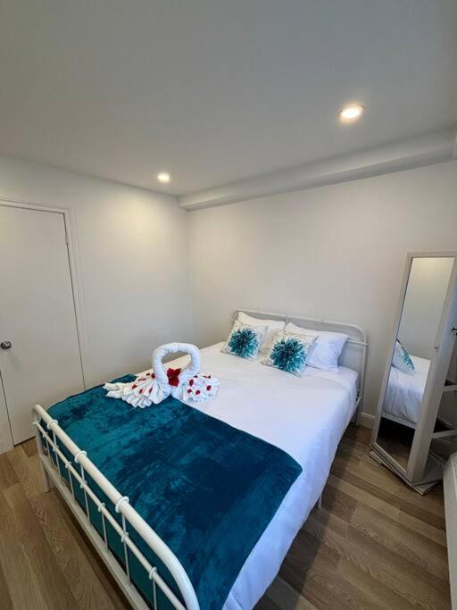 Cozy Spacious Work Friendly Lotus with Garden View High speed free Wi Fi and Parking Adjacent to Downtown Montreal