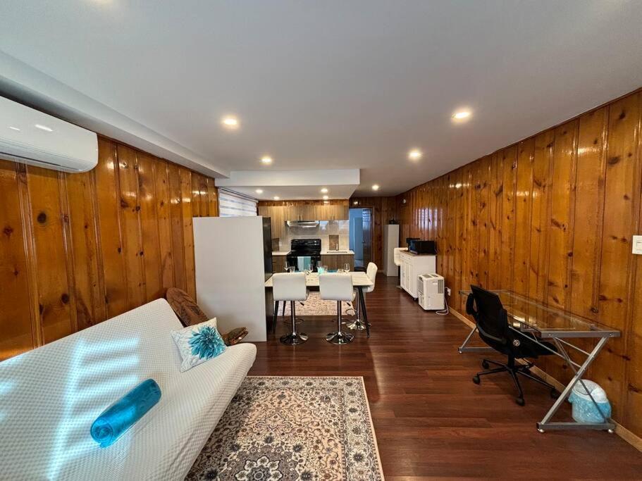 Cozy Spacious Work Friendly Lotus with Garden View High speed free Wi Fi and Parking Adjacent to Downtown Montreal