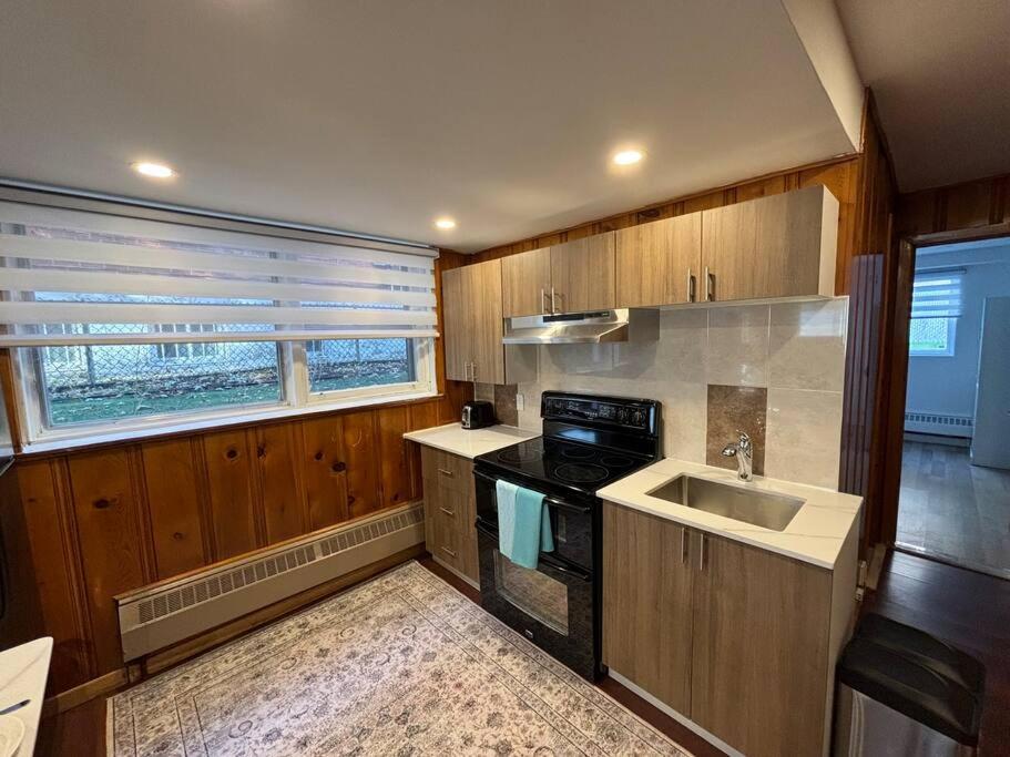 Cozy Spacious Work Friendly Lotus with Garden View High speed free Wi Fi and Parking Adjacent to Downtown Montreal