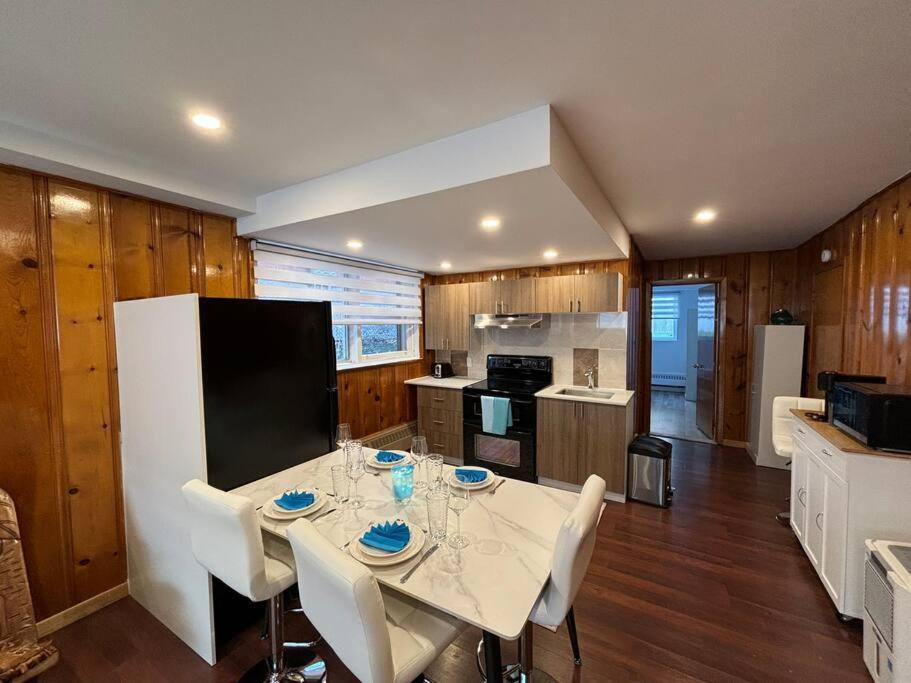 Cozy Spacious Work Friendly Lotus with Garden View High speed free Wi Fi and Parking Adjacent to Downtown Montreal