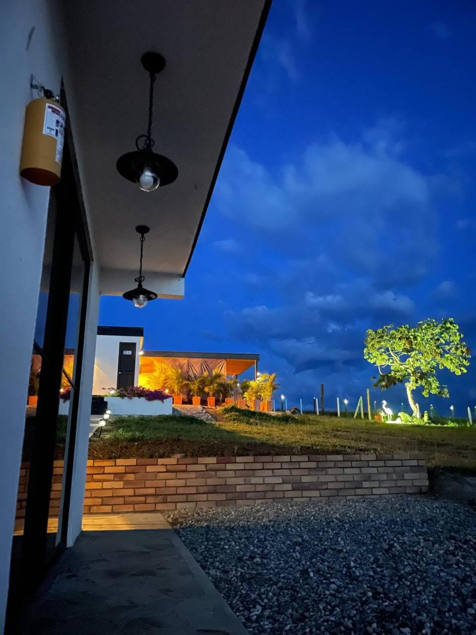 LUZ DE LUNA mesa de los santos house