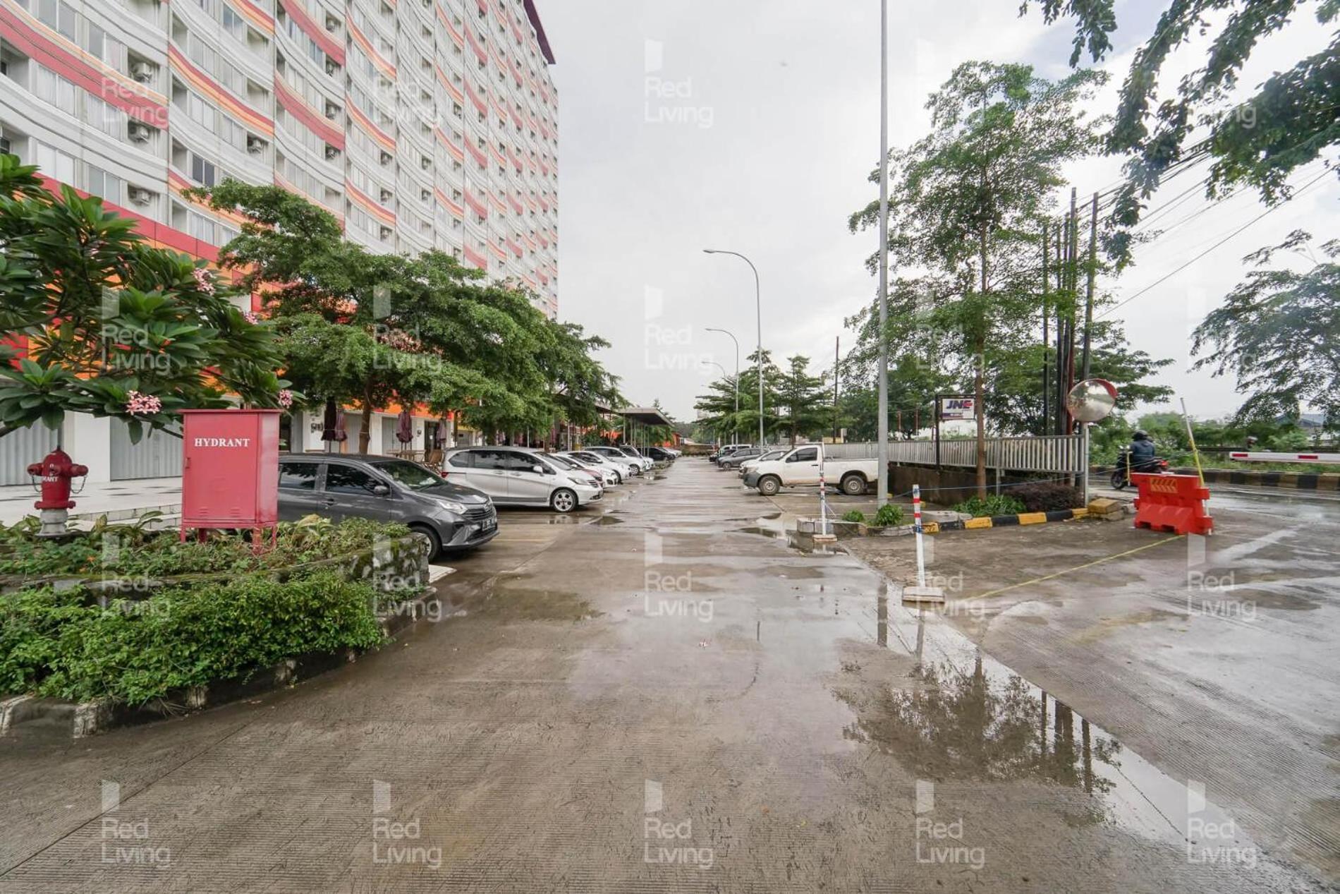 RedLiving Apartemen Riverview Residence - UV Rooms Tower Mahakam with Netflix view 3