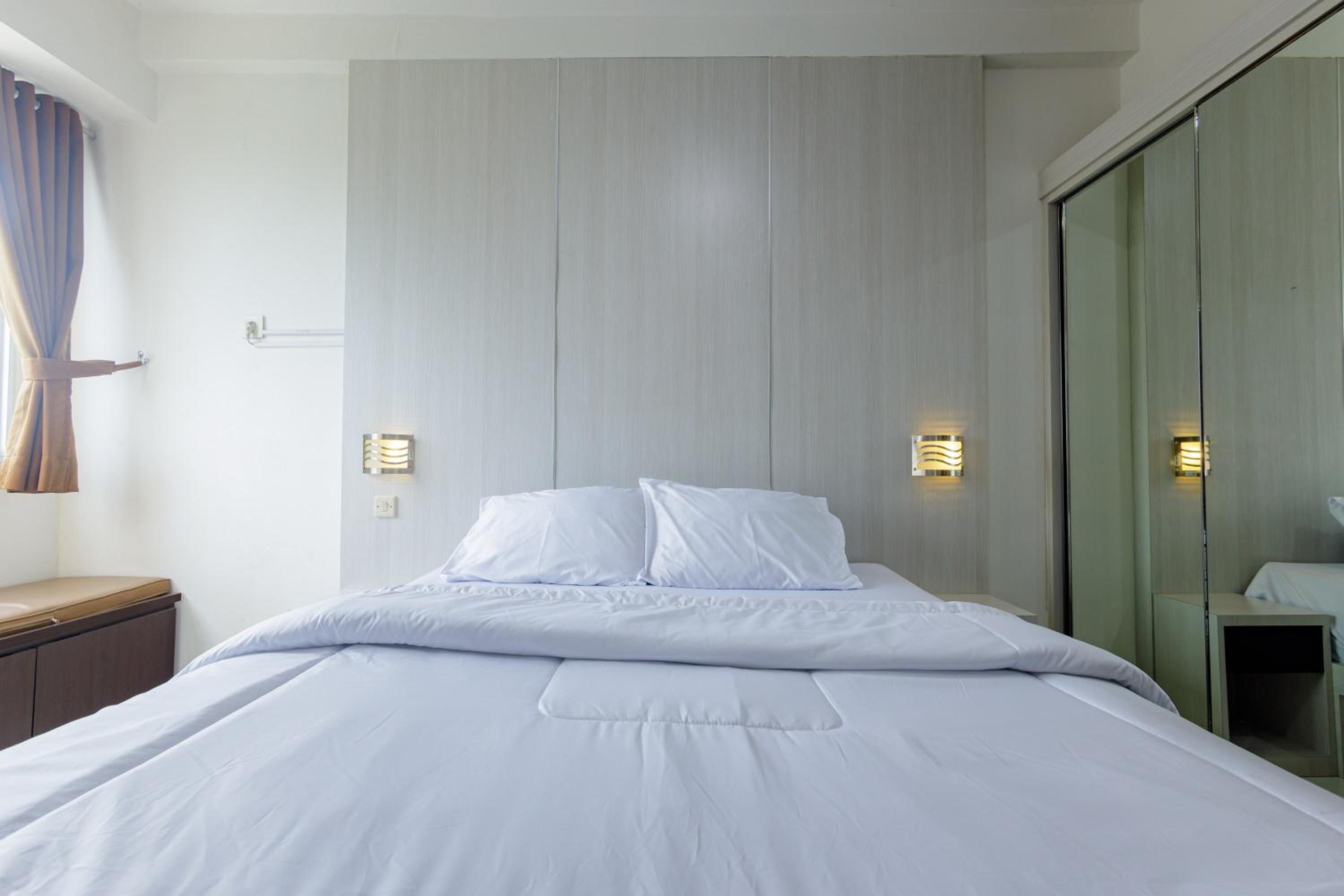 RedLiving Apartemen Riverview Residence - UV Rooms Tower Mahakam with Netflix view 5