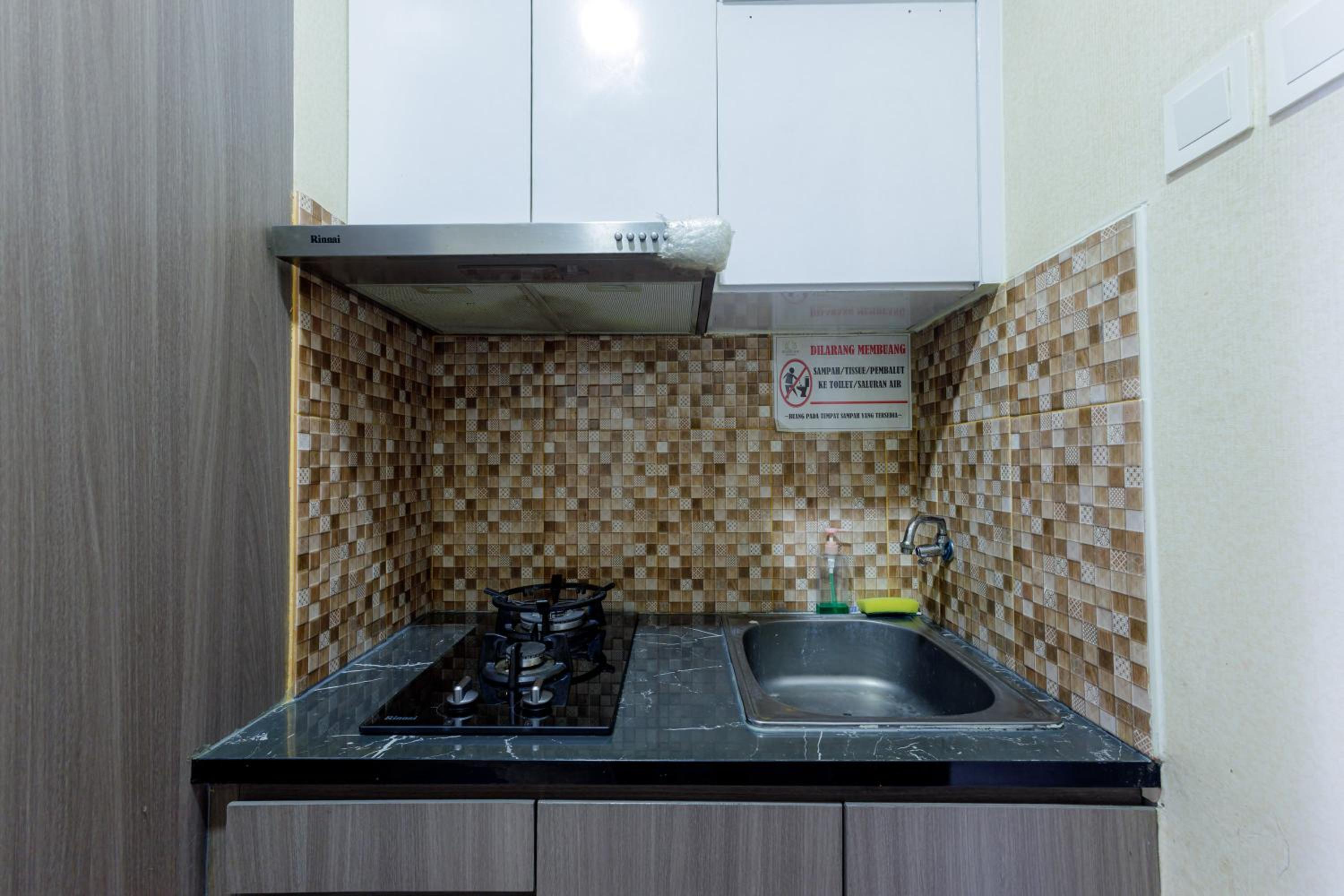 RedLiving Apartemen Riverview Residence - UV Rooms Tower Mahakam with Netflix view 2