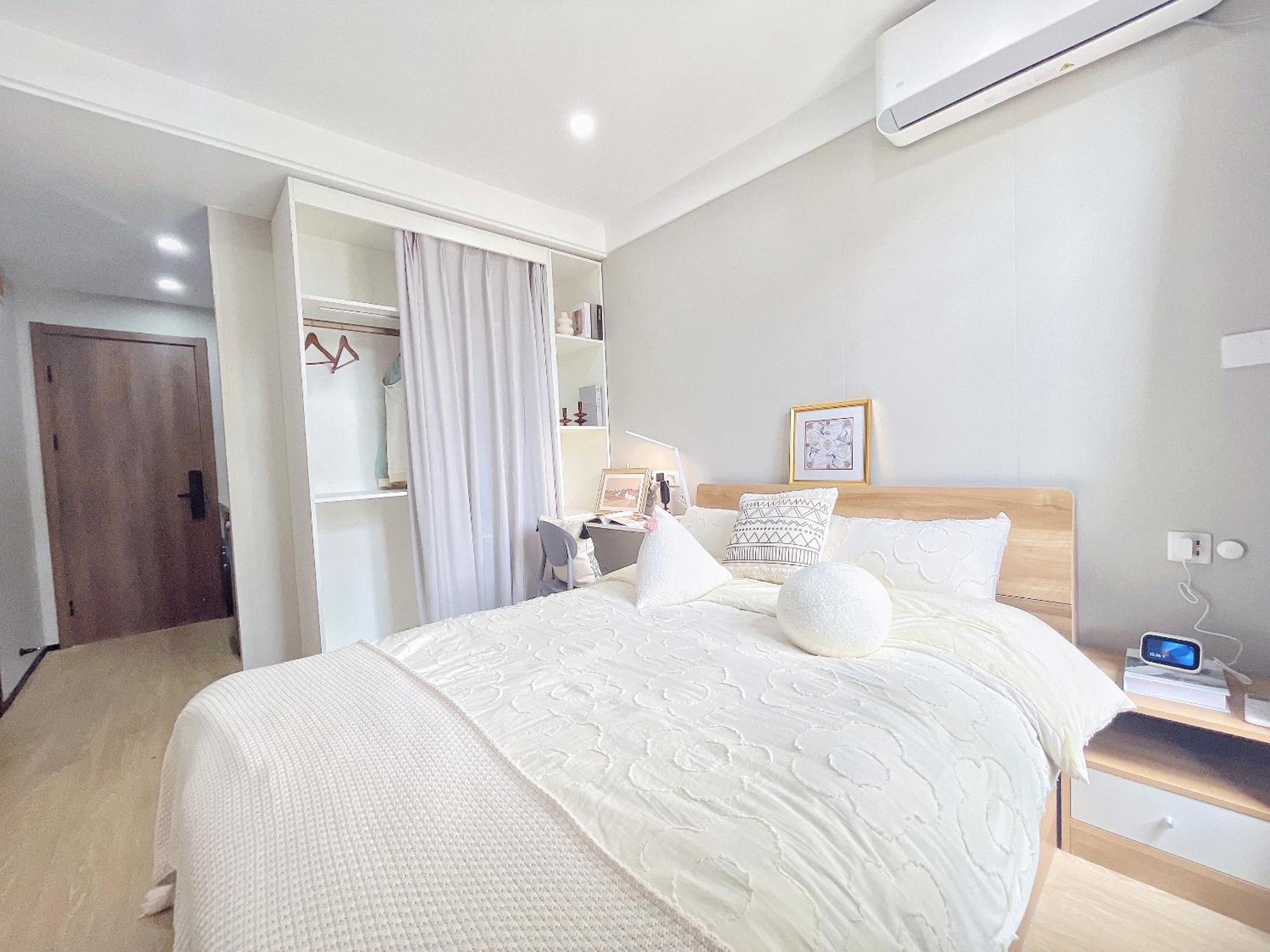 Shanghai Vacations - Near Disney Land Warm King Room - Property Image 12