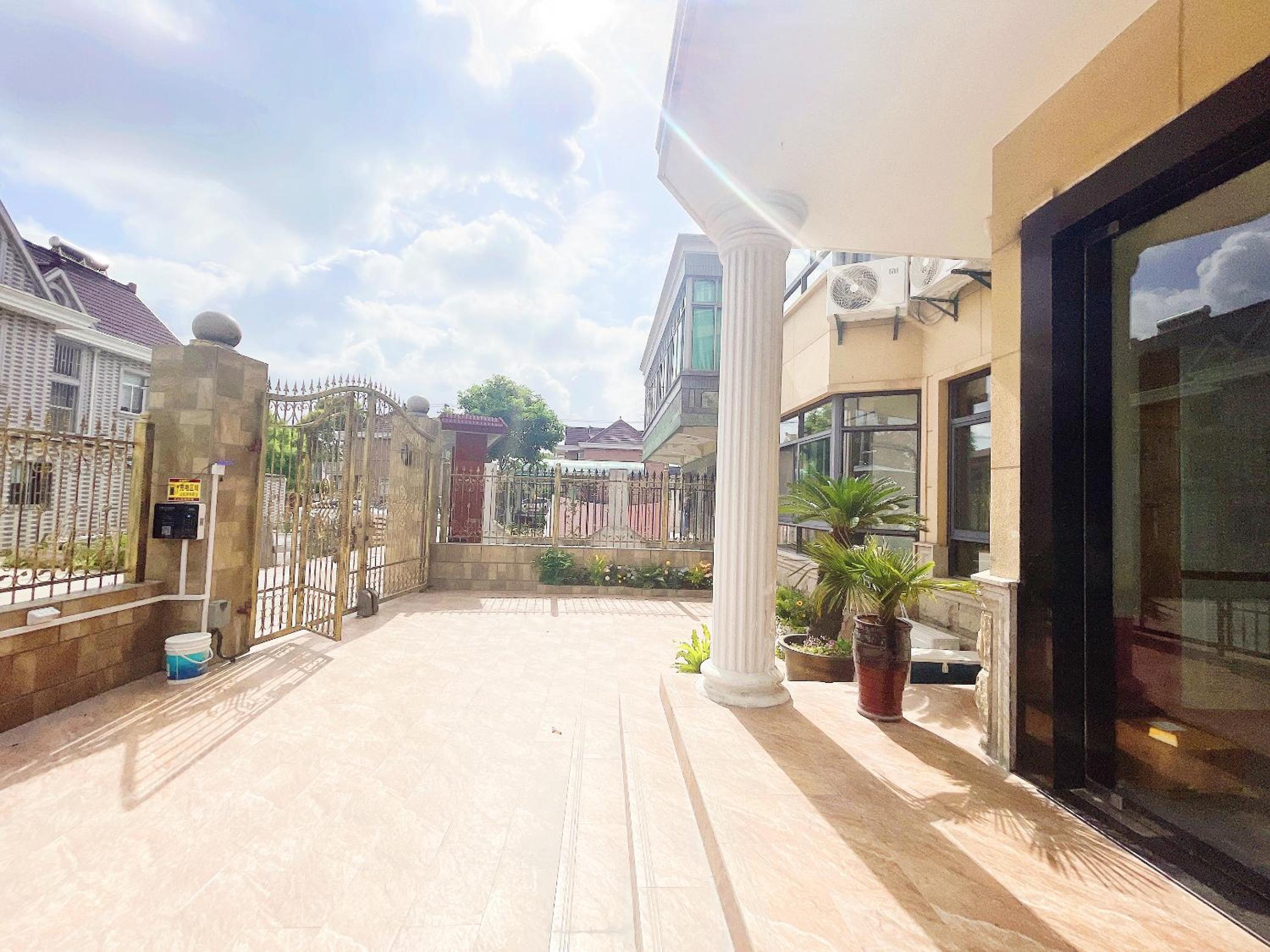 Shanghai Vacations - Near Disney Land Warm King Room - Property Image 2