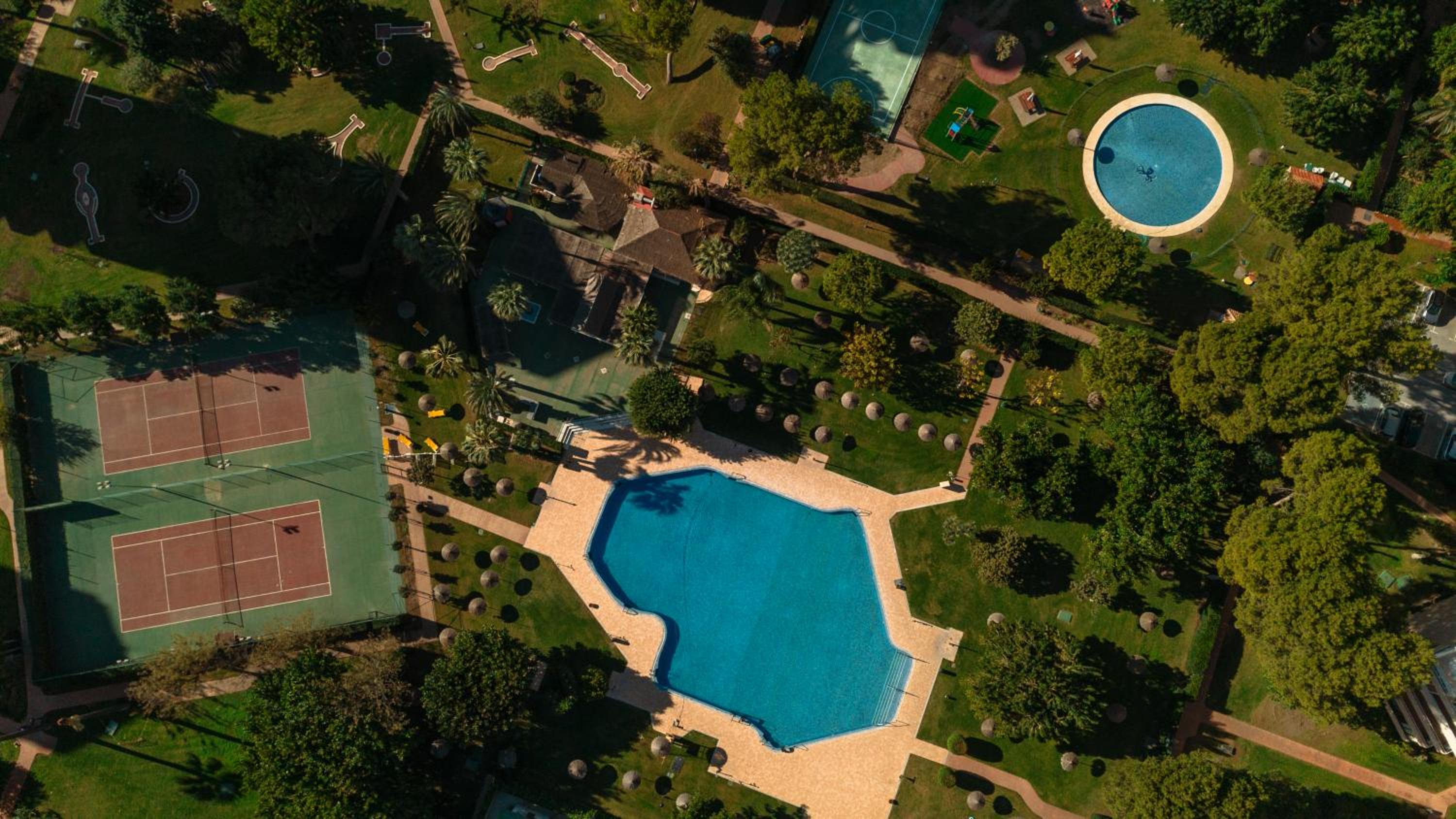 Beachfront apartment with panoramic sea views, private parking, swimming pools and mini golf