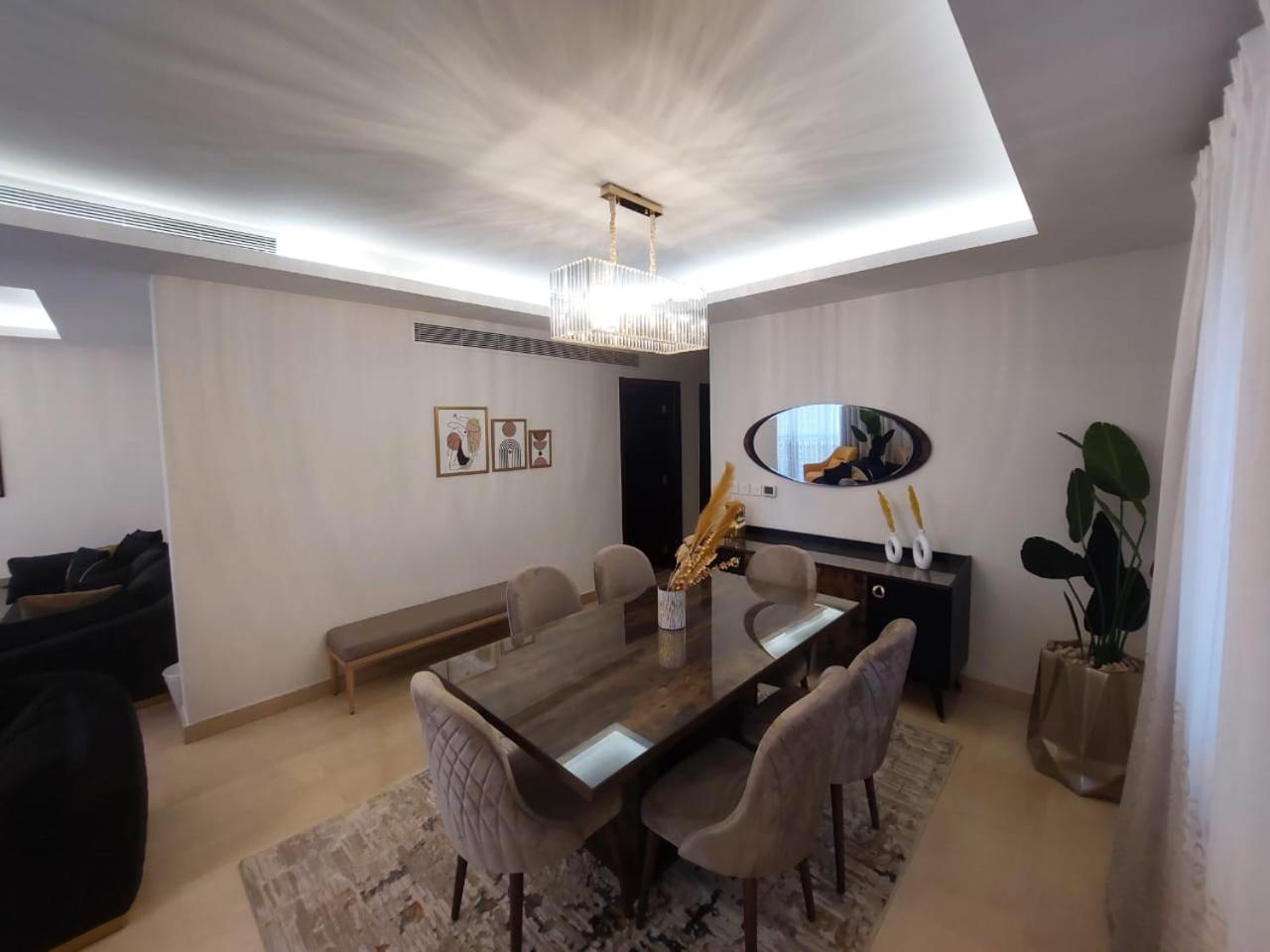CFC, Luxurious 4BR Apartment, Remarkable value unbeatable Location