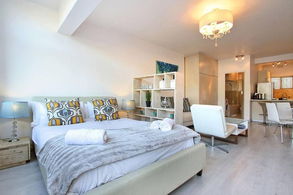 Studio 18 on the Golden Mile next to V&A Waterfront view 4