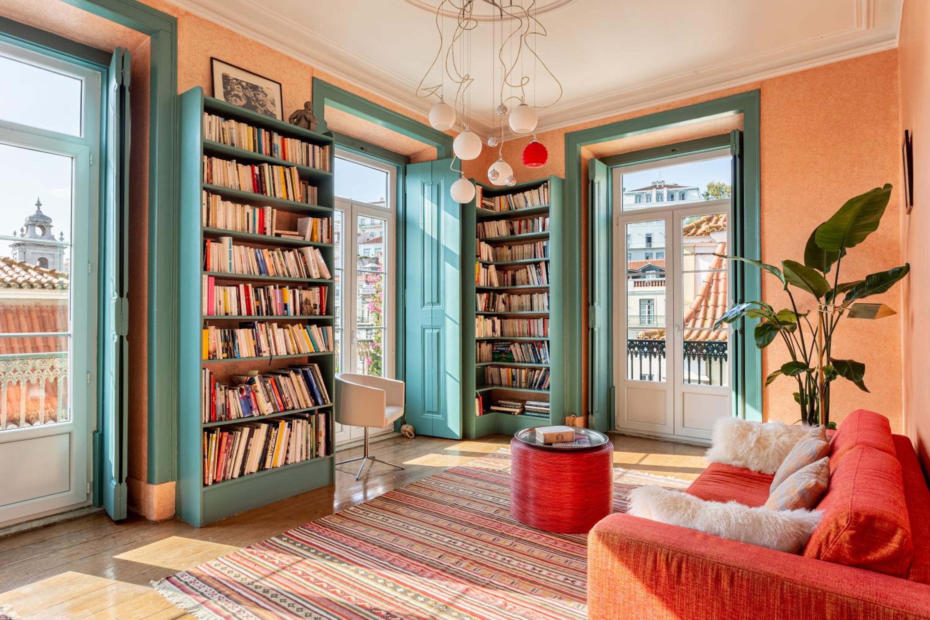 GuestReady - Vibrant 3-bed apt w/ balcony view 4