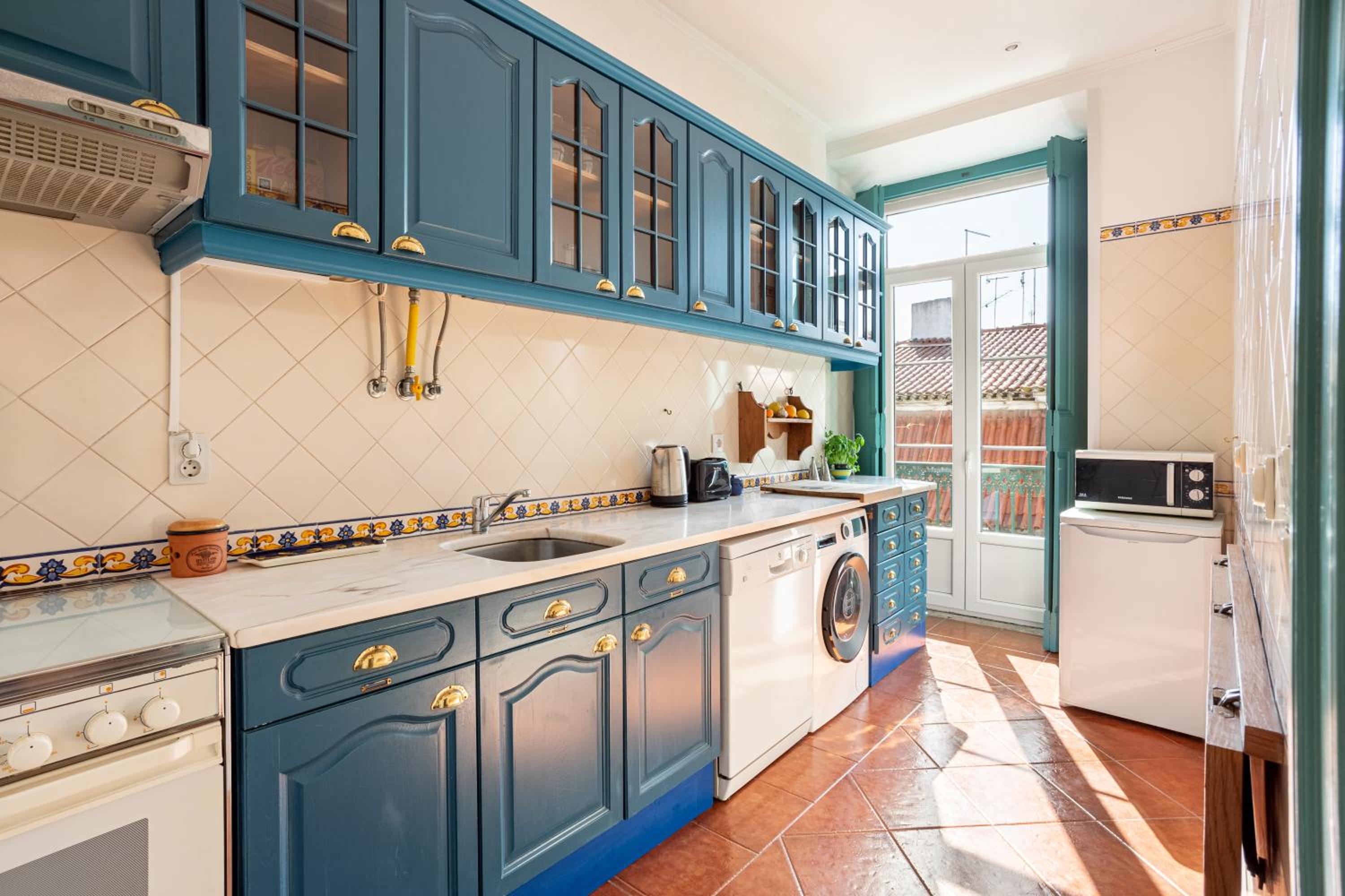 GuestReady - Vibrant 3-bed apt w/ balcony view 5