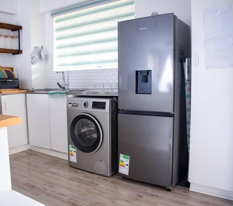 2 Bedroom Apartment with Modern Finishes Hill Tud Stays view 2