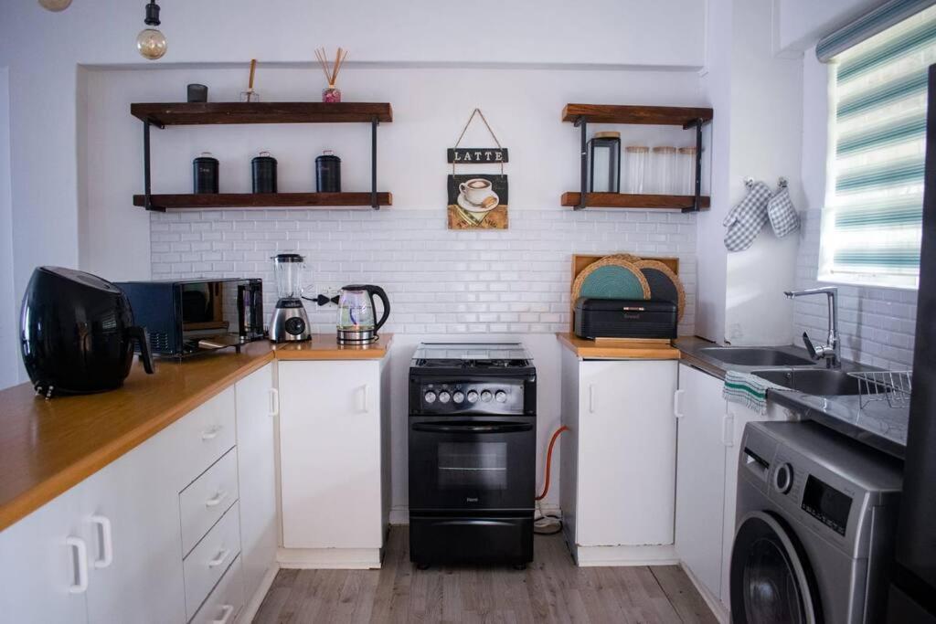 2 Bedroom Apartment with Modern Finishes Hill Tud Stays view 3