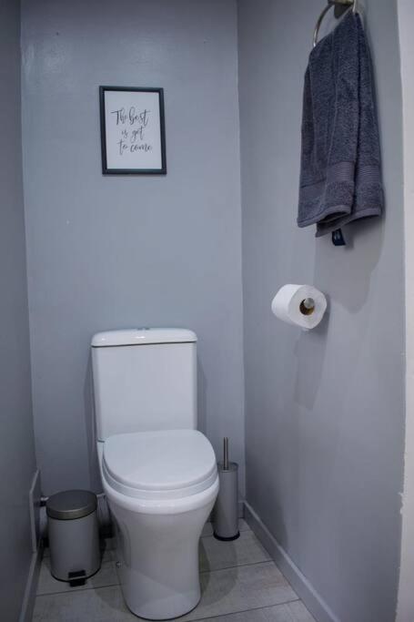 2 Bedroom Apartment with Modern Finishes Hill Tud Stays view 4