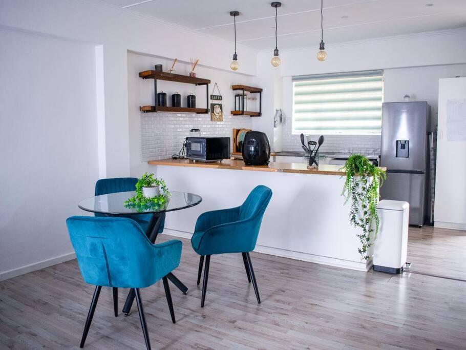 2 Bedroom Apartment with Modern Finishes Hill Tud Stays view 5