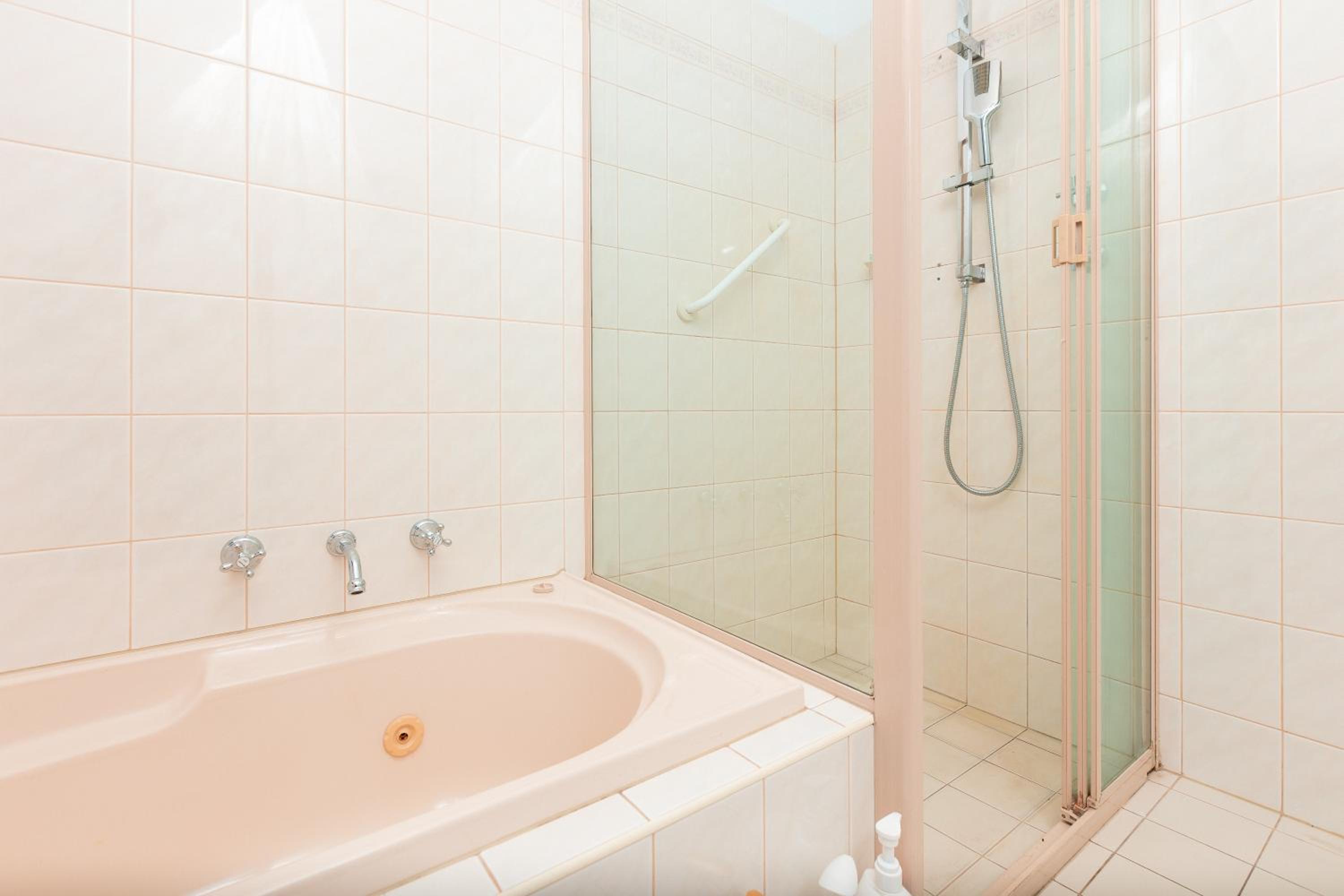 Cozy Retreat-4 Queen Bed, 3TV, Full Kitchen, Cot, Pets allowed-Fully Fenced, FreeWifi
