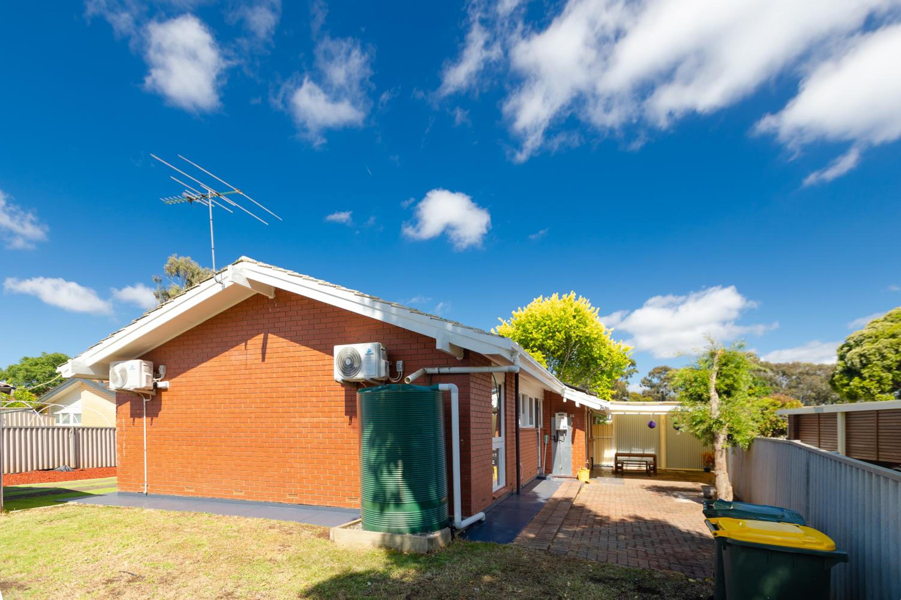 Cozy Retreat-4 Queen Bed, 3TV, Full Kitchen, Cot, Pets allowed-Fully Fenced, FreeWifi
