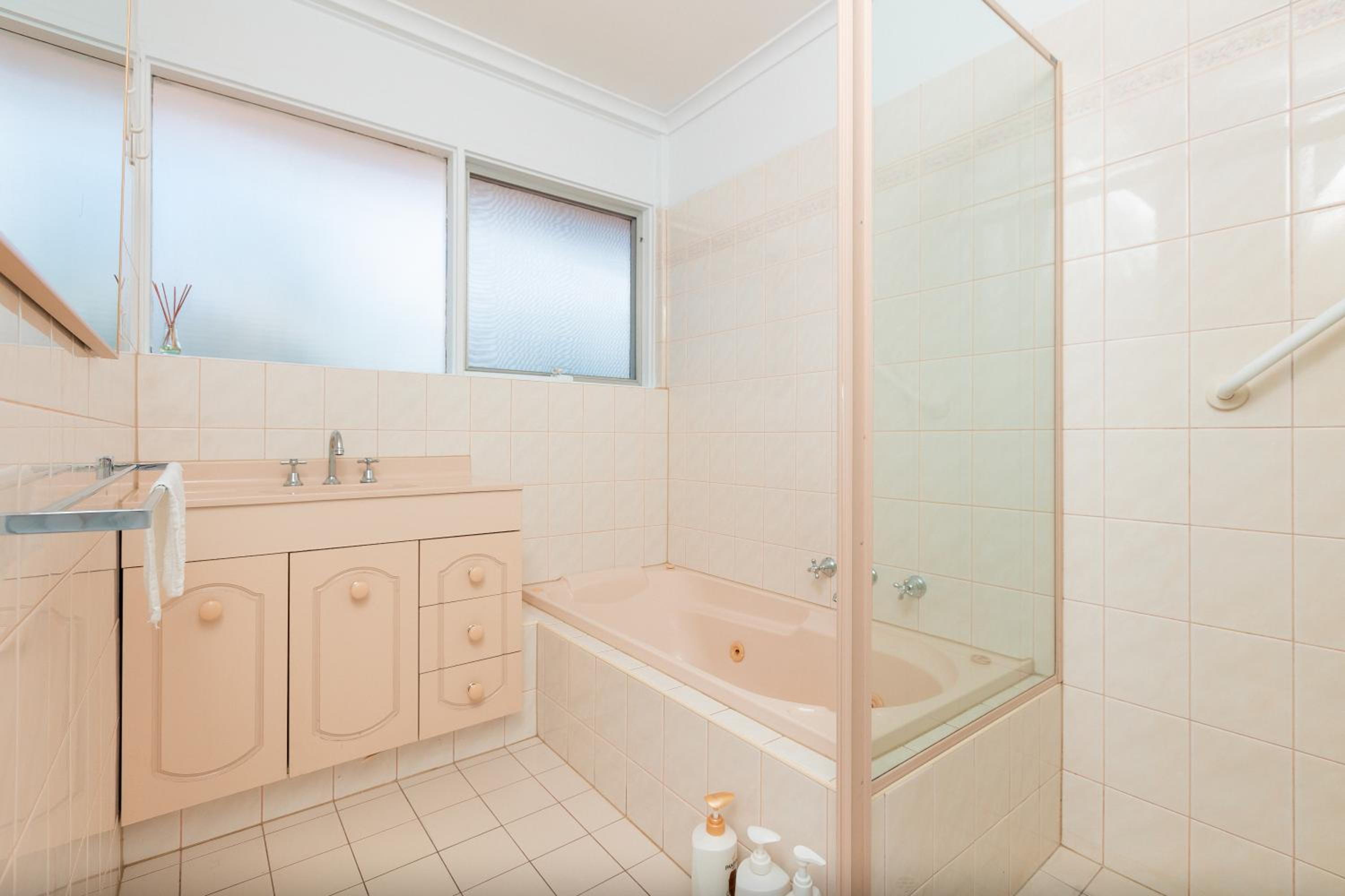 Cozy Retreat-4 Queen Bed, 3TV, Full Kitchen, Cot, Pets allowed-Fully Fenced, FreeWifi