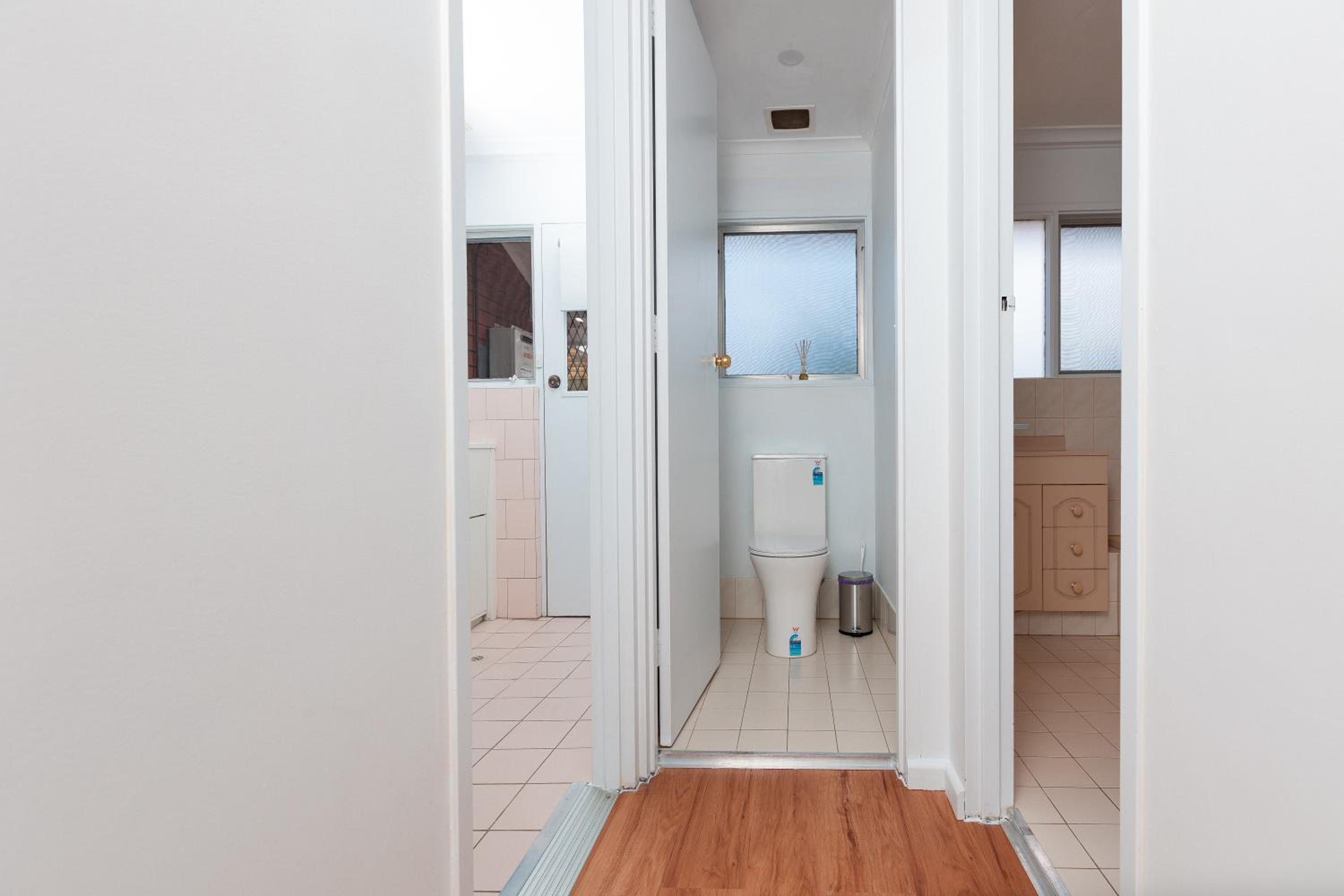 Cozy Retreat-4 Queen Bed, 3TV, Full Kitchen, Cot, Pets allowed-Fully Fenced, FreeWifi