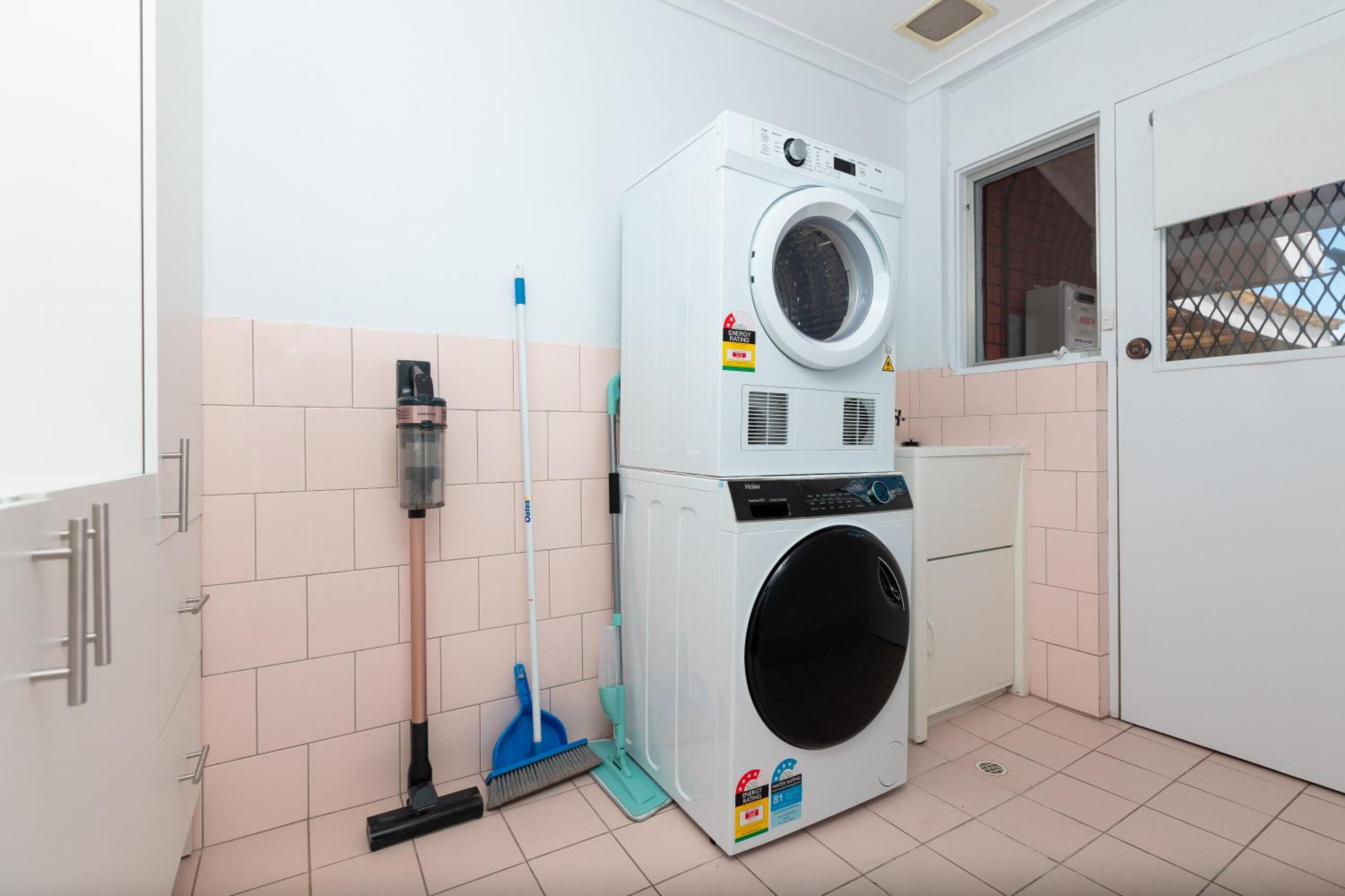 Cozy Retreat-4 Queen Bed, 3TV, Full Kitchen, Cot, Pets allowed-Fully Fenced, FreeWifi