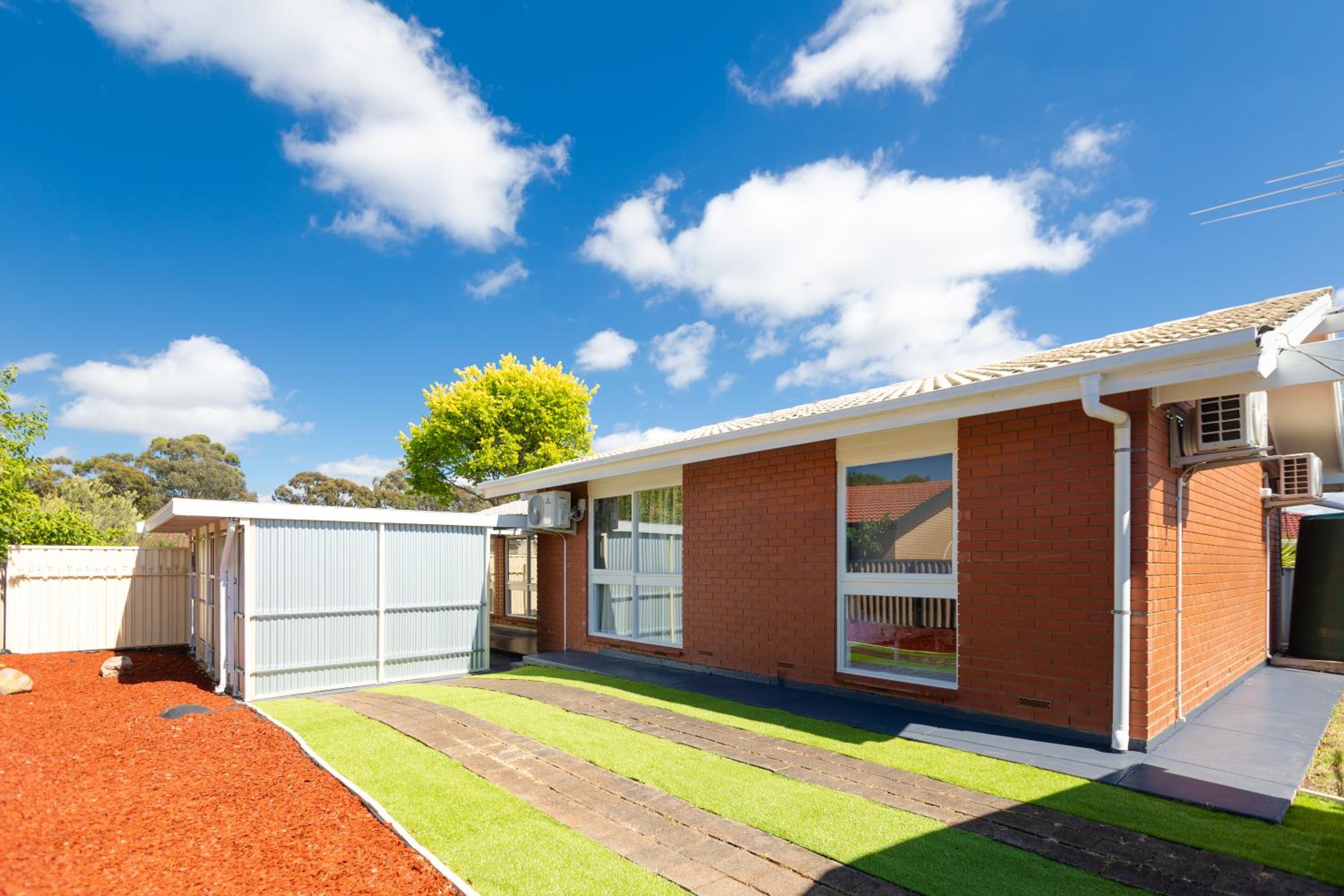Cozy Retreat-4 Queen Bed, 3TV, Full Kitchen, Cot, Pets allowed-Fully Fenced, FreeWifi