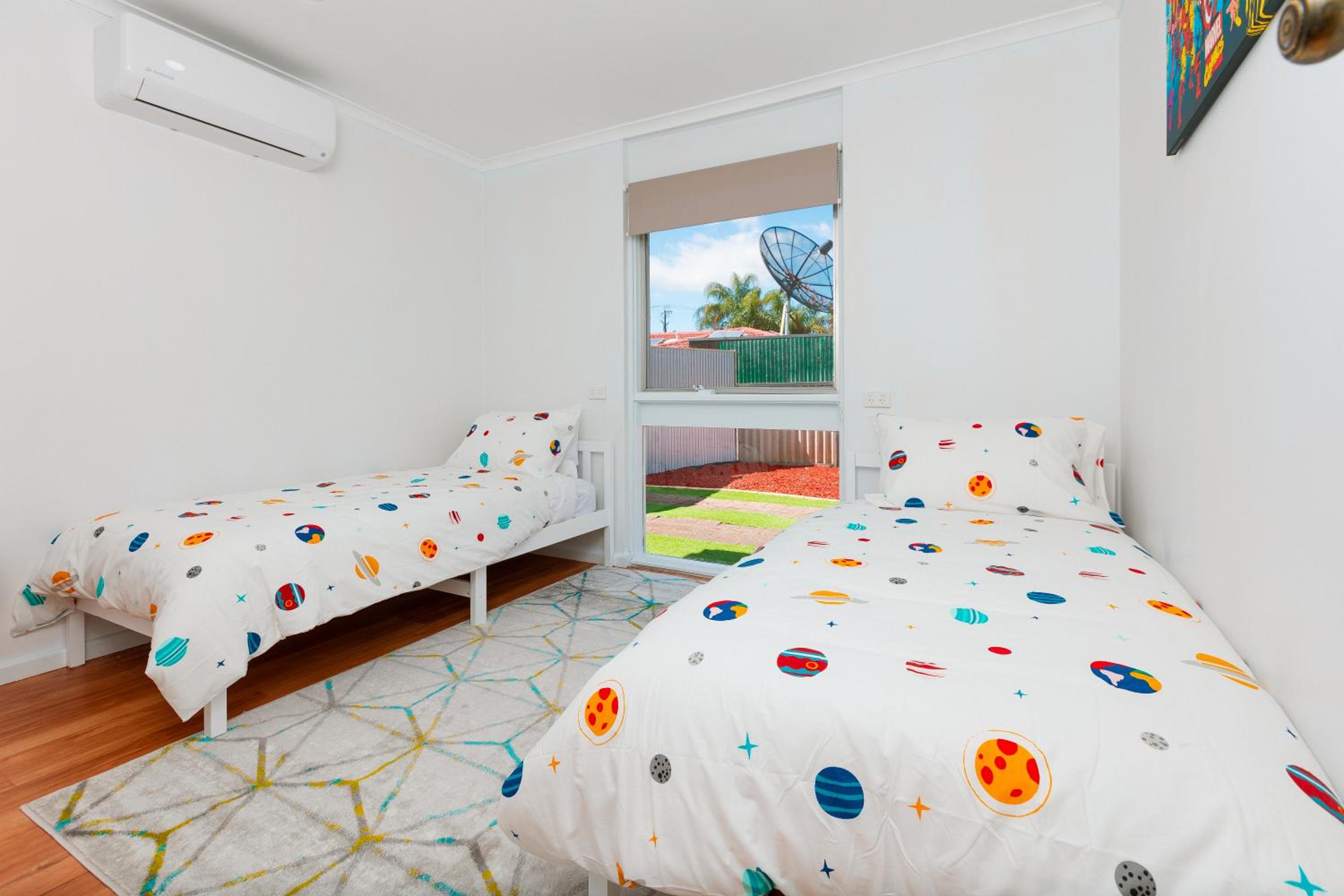 Cozy Retreat-4 Queen Bed, 3TV, Full Kitchen, Cot, Pets allowed-Fully Fenced, FreeWifi