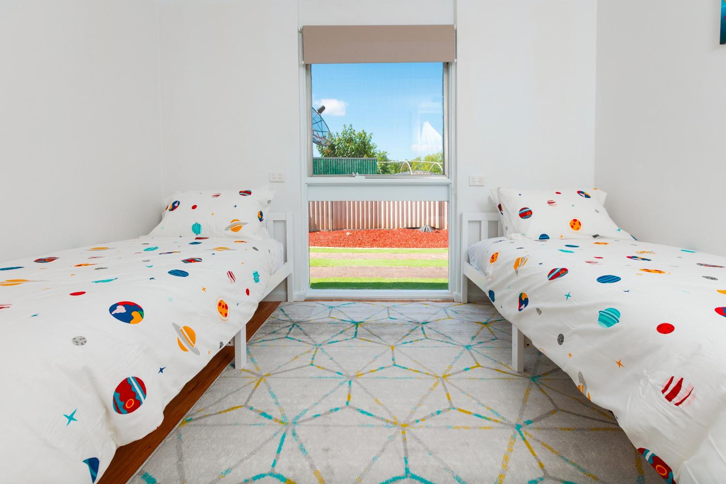 Cozy Retreat-4 Queen Bed, 3TV, Full Kitchen, Cot, Pets allowed-Fully Fenced, FreeWifi