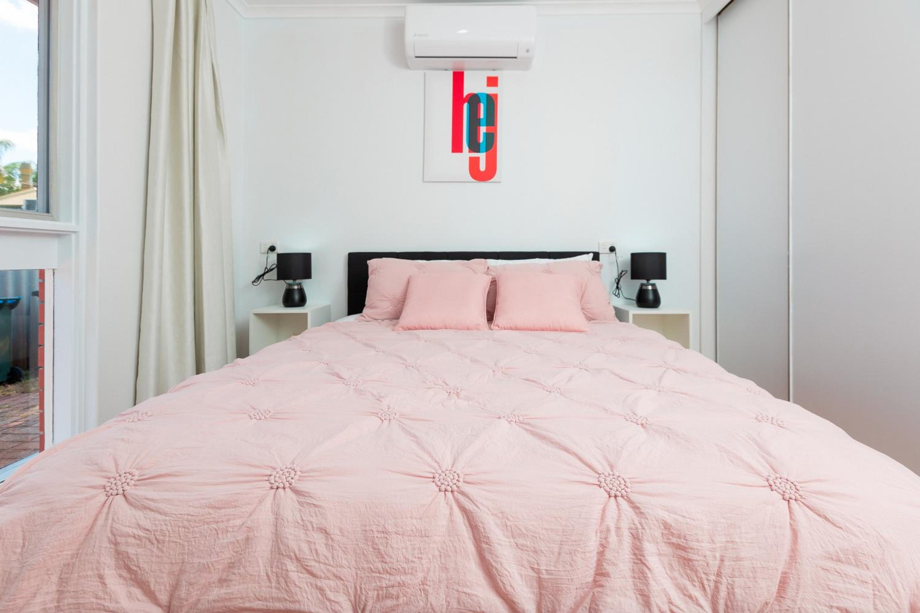 Cozy Retreat-4 Queen Bed, 3TV, Full Kitchen, Cot, Pets allowed-Fully Fenced, FreeWifi