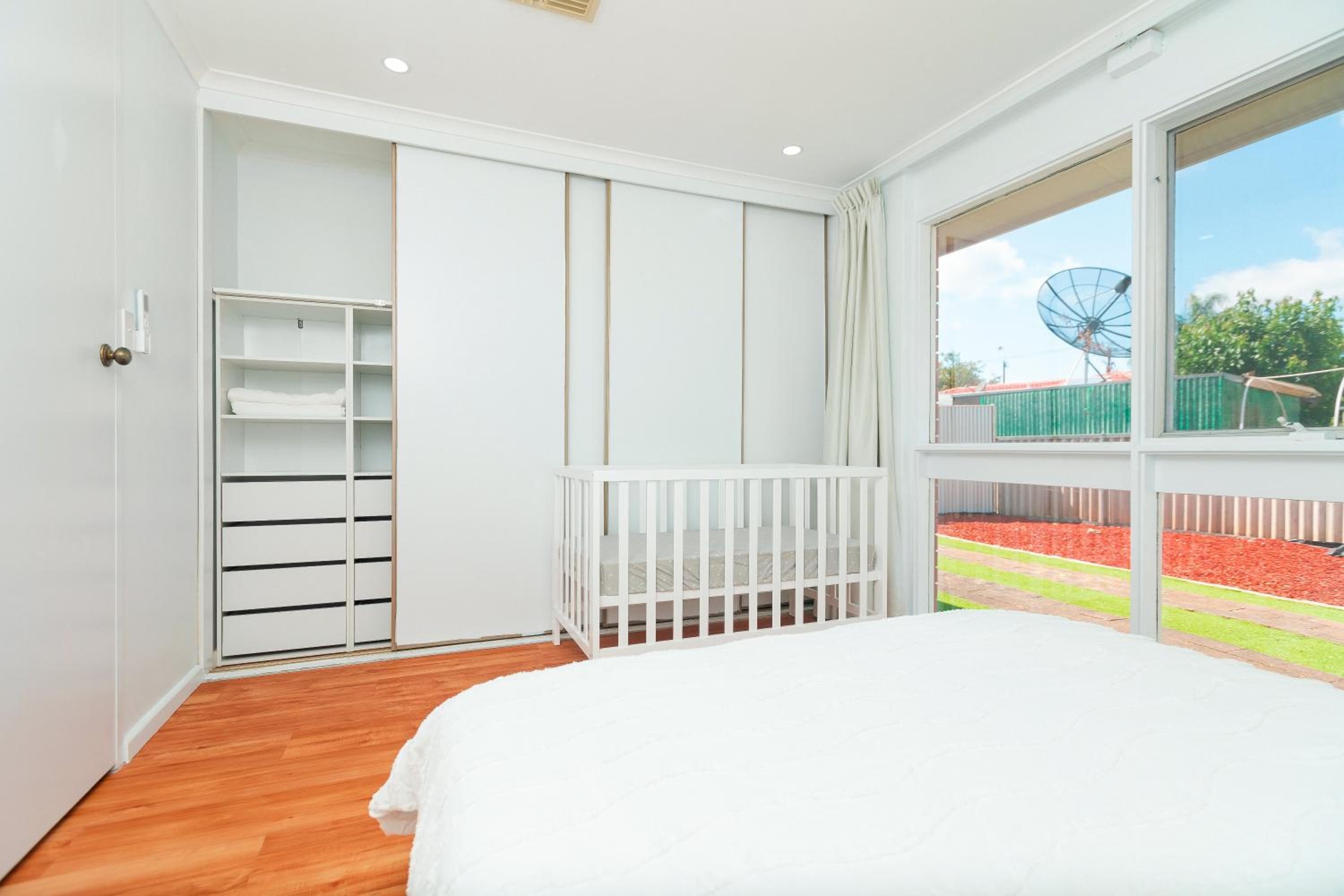 Cozy Retreat-4 Queen Bed, 3TV, Full Kitchen, Cot, Pets allowed-Fully Fenced, FreeWifi