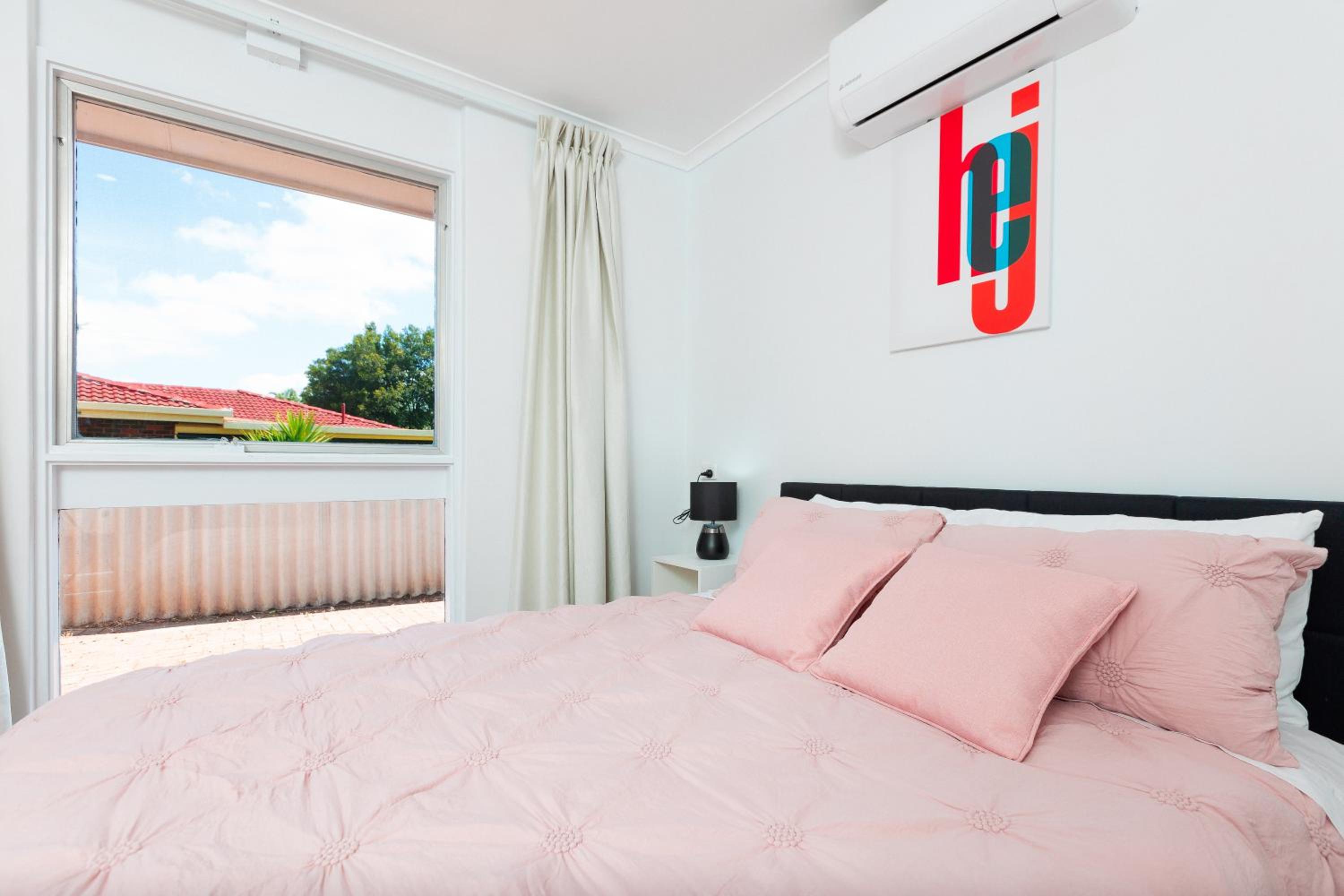 Cozy Retreat-4 Queen Bed, 3TV, Full Kitchen, Cot, Pets allowed-Fully Fenced, FreeWifi