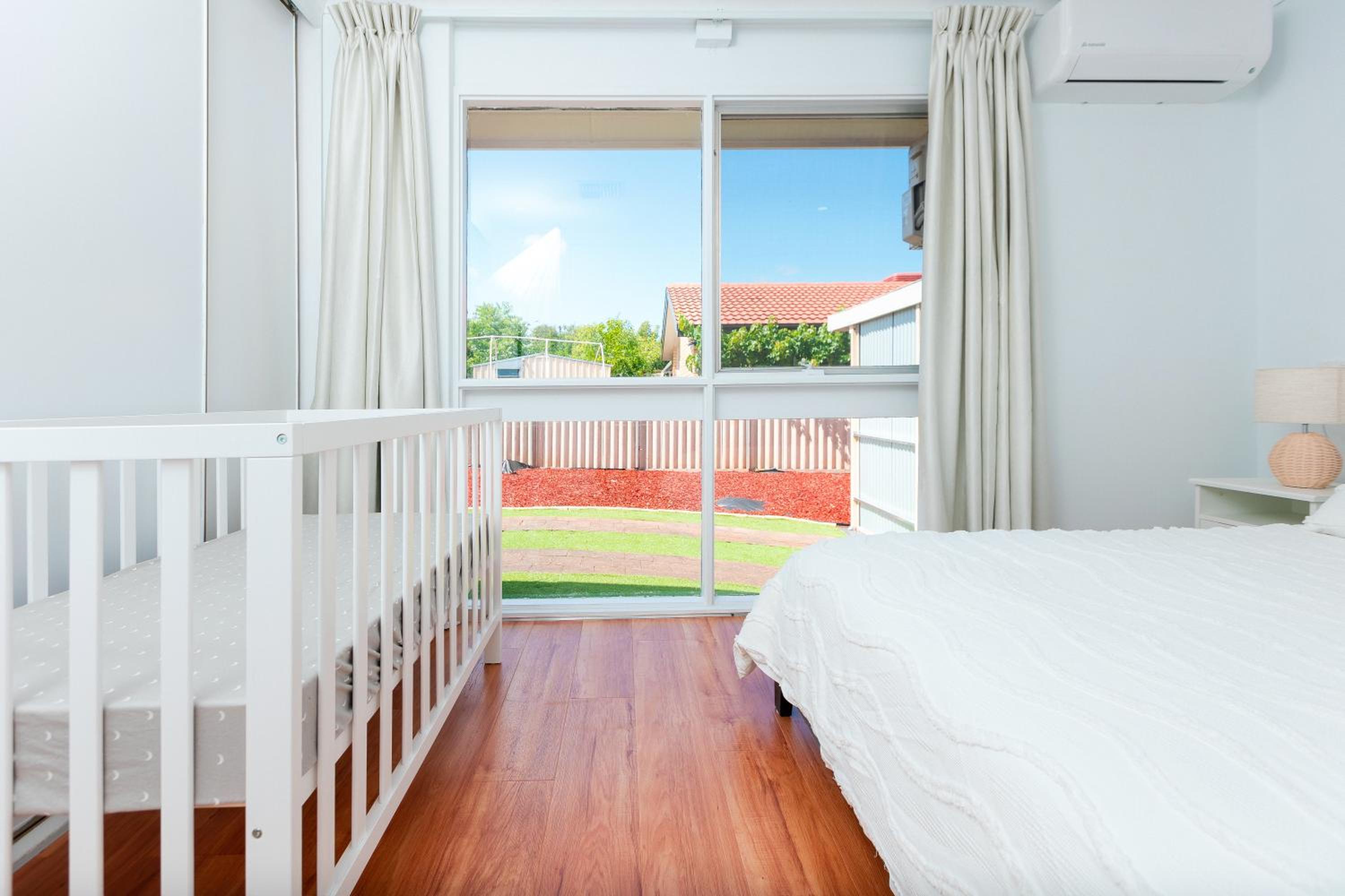 Cozy Retreat-4 Queen Bed, 3TV, Full Kitchen, Cot, Pets allowed-Fully Fenced, FreeWifi