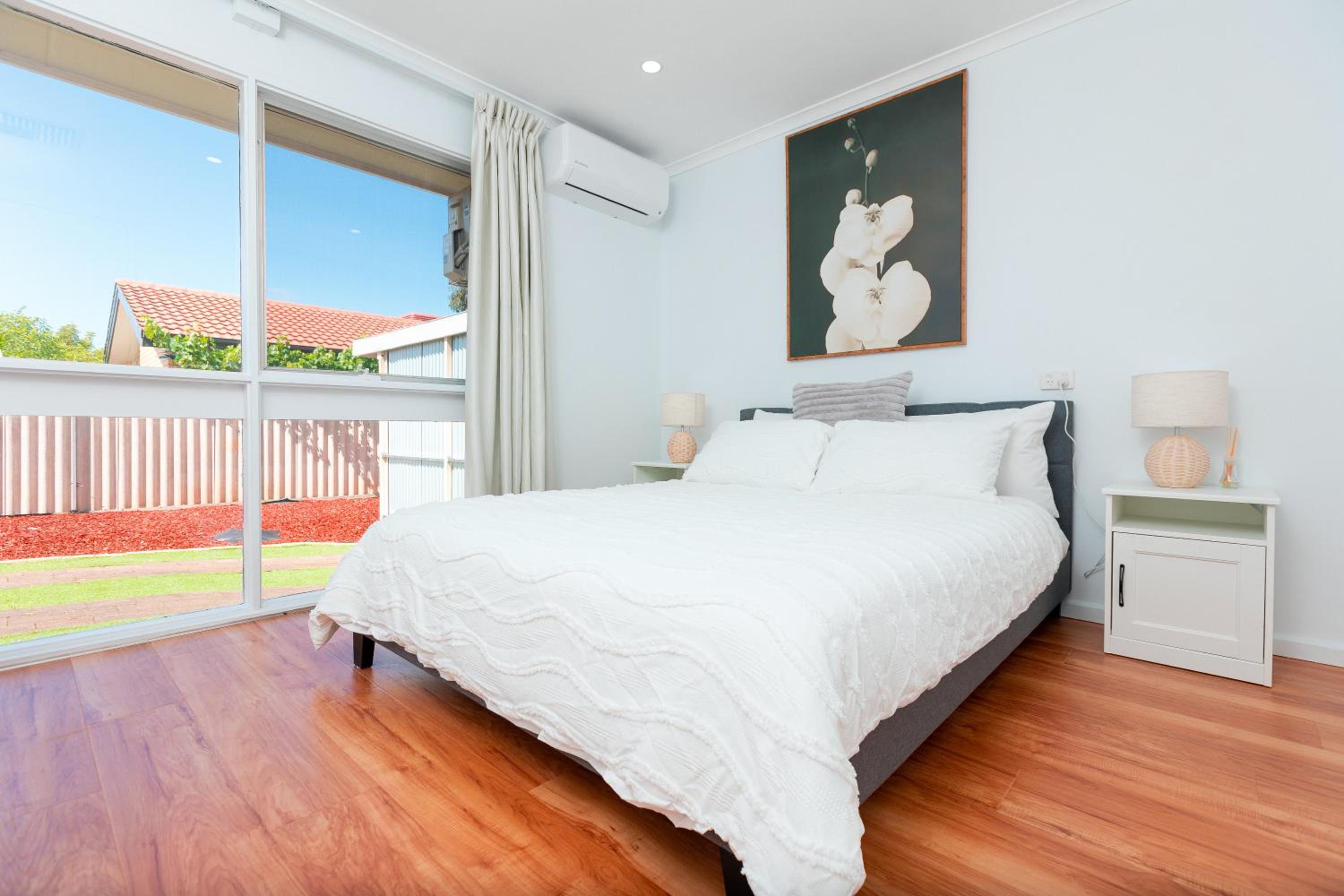Cozy Retreat-4 Queen Bed, 3TV, Full Kitchen, Cot, Pets allowed-Fully Fenced, FreeWifi