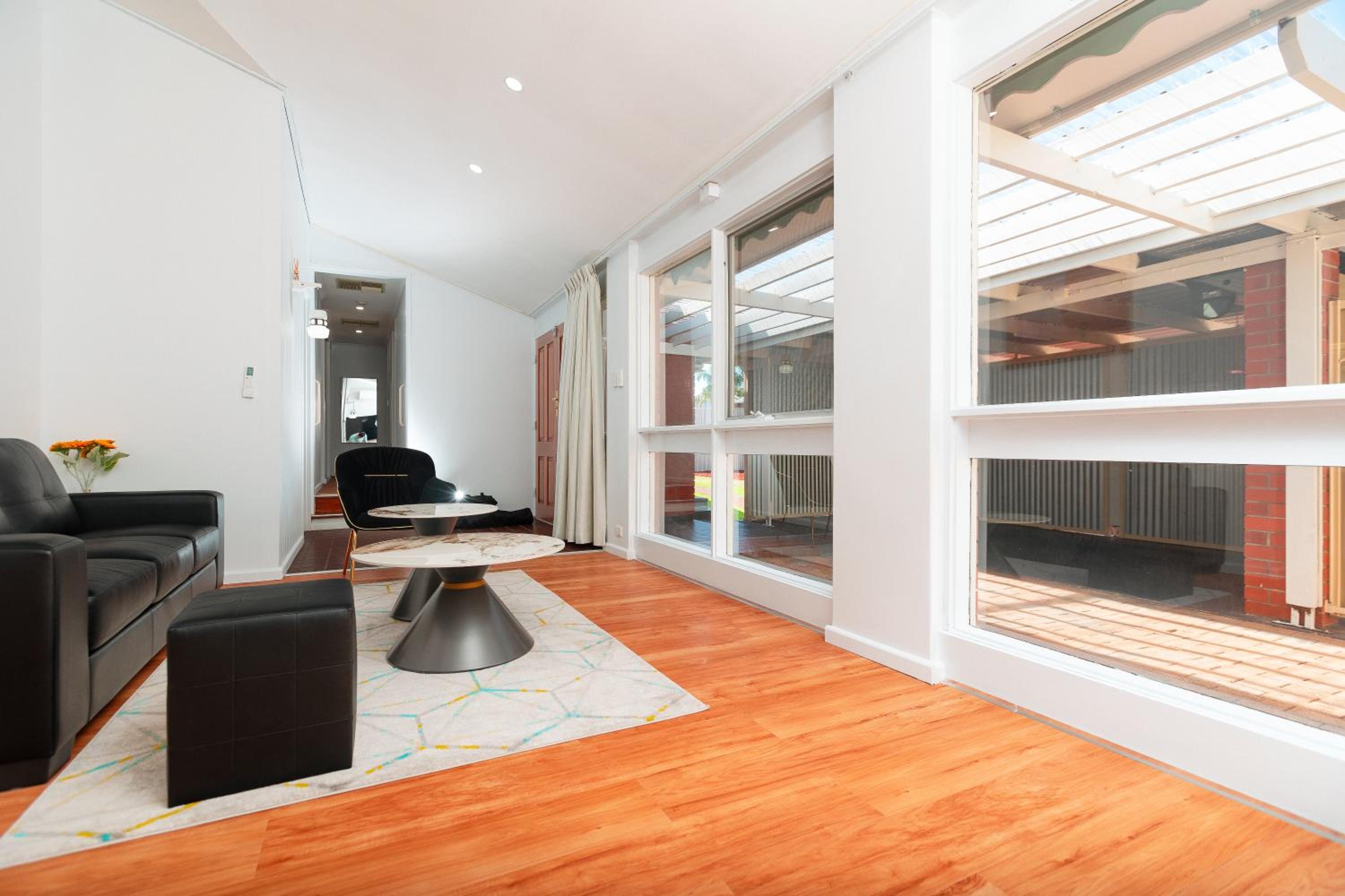 Cozy Retreat-4 Queen Bed, 3TV, Full Kitchen, Cot, Pets allowed-Fully Fenced, FreeWifi