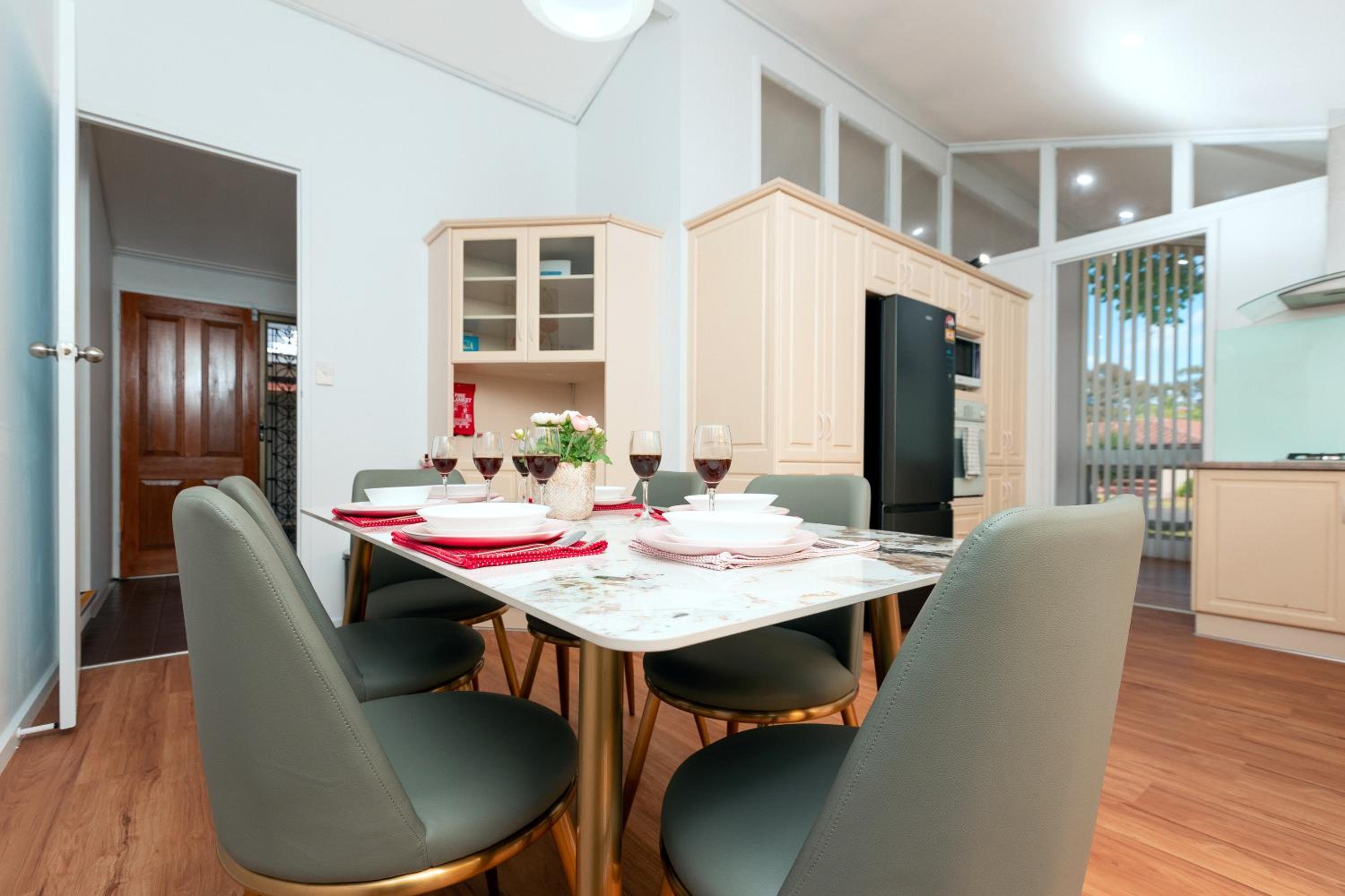 Cozy Retreat-4 Queen Bed, 3TV, Full Kitchen, Cot, Pets allowed-Fully Fenced, FreeWifi