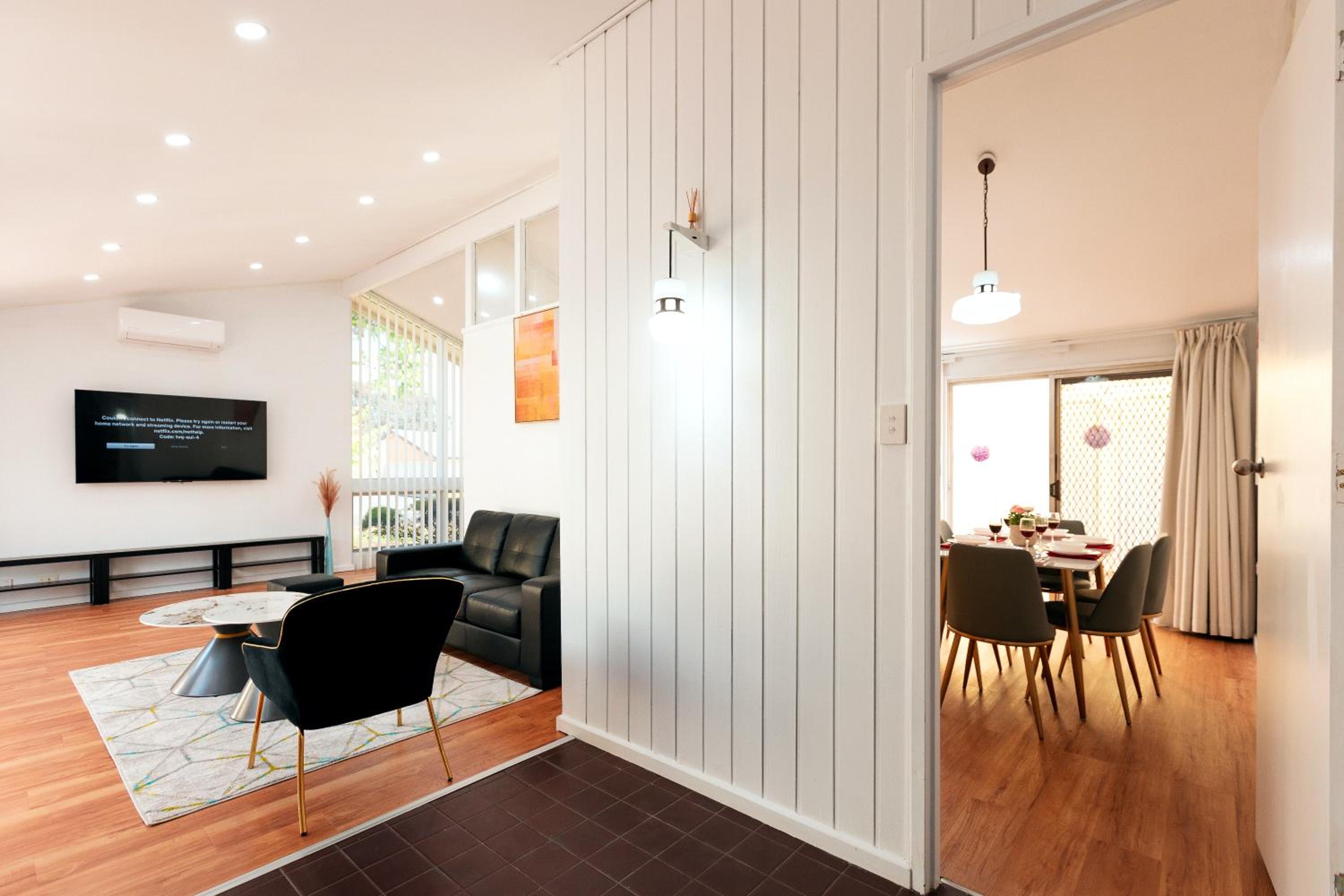 Cozy Retreat-4 Queen Bed, 3TV, Full Kitchen, Cot, Pets allowed-Fully Fenced, FreeWifi