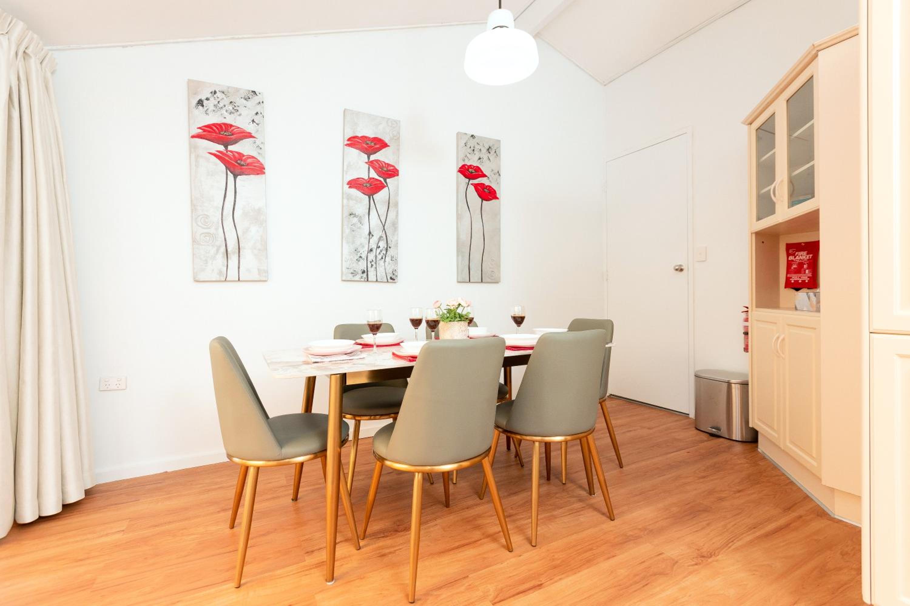 Cozy Retreat-4 Queen Bed, 3TV, Full Kitchen, Cot, Pets allowed-Fully Fenced, FreeWifi