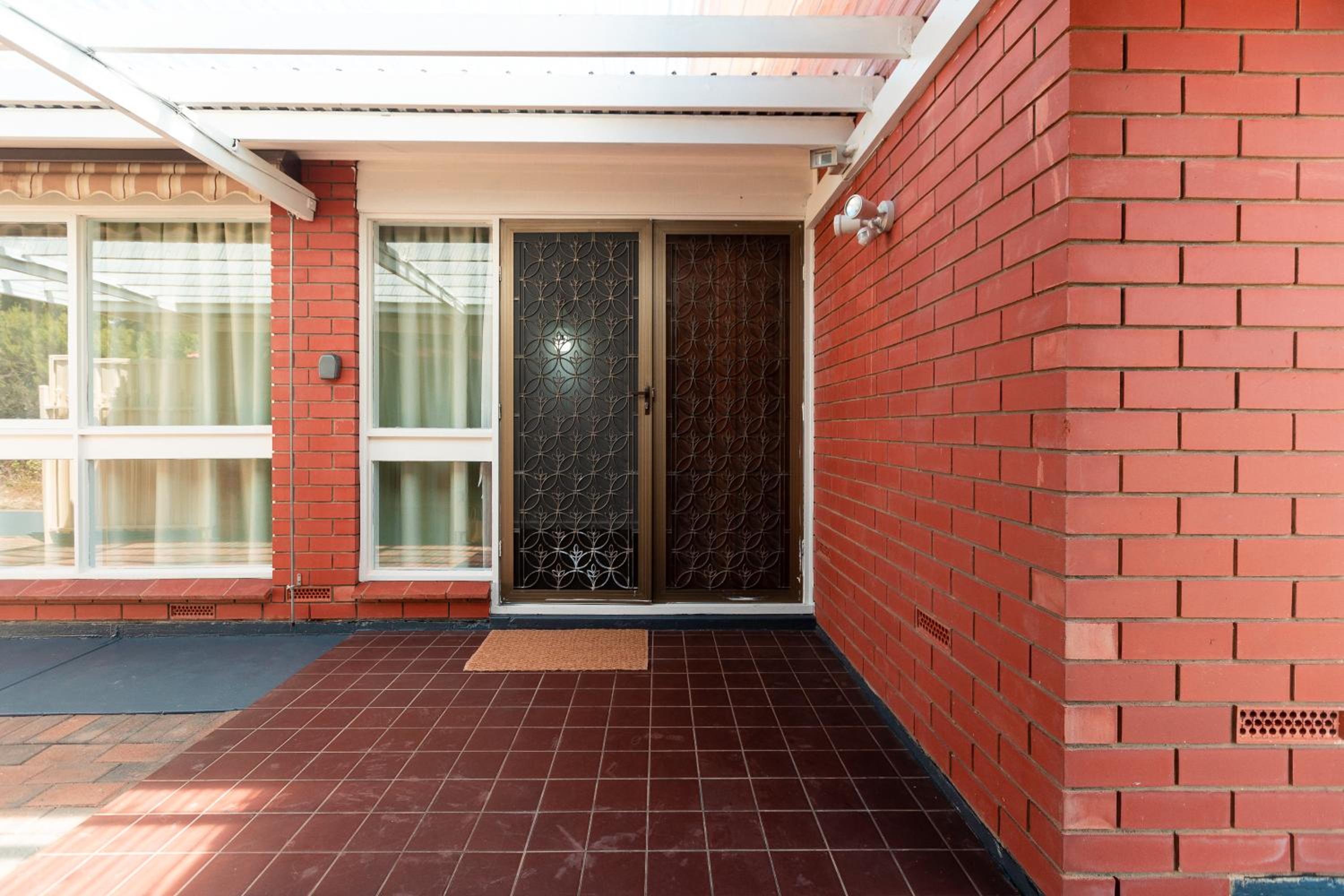 Cozy Retreat-4 Queen Bed, 3TV, Full Kitchen, Cot, Pets allowed-Fully Fenced, FreeWifi